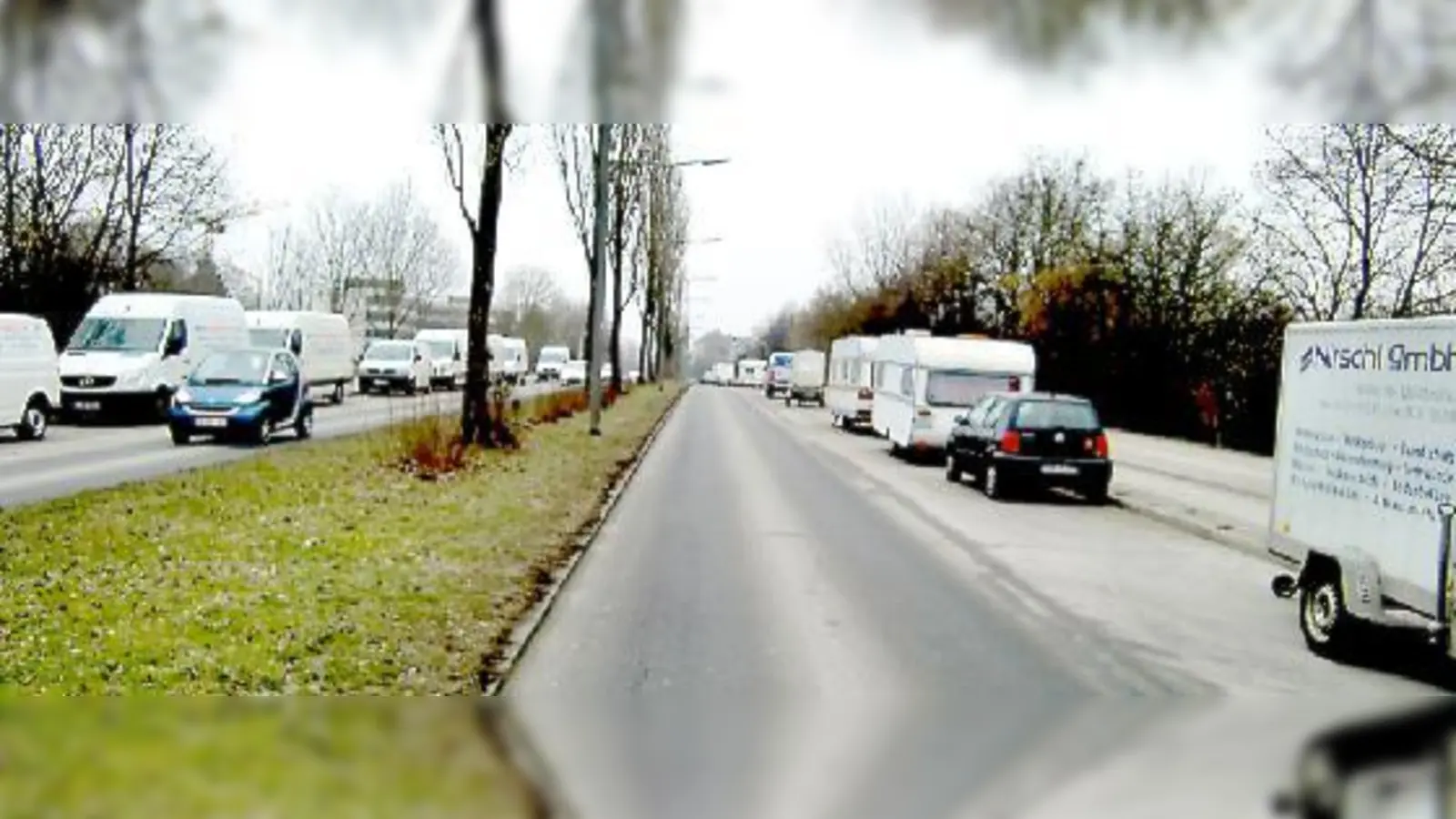 Gewerbliche Fahrzeuge, Wohnwagen und Werbeanhänger blockieren beidseitig der Johanneskirchner Straße die Stellplätze.	 (Foto: ikb)