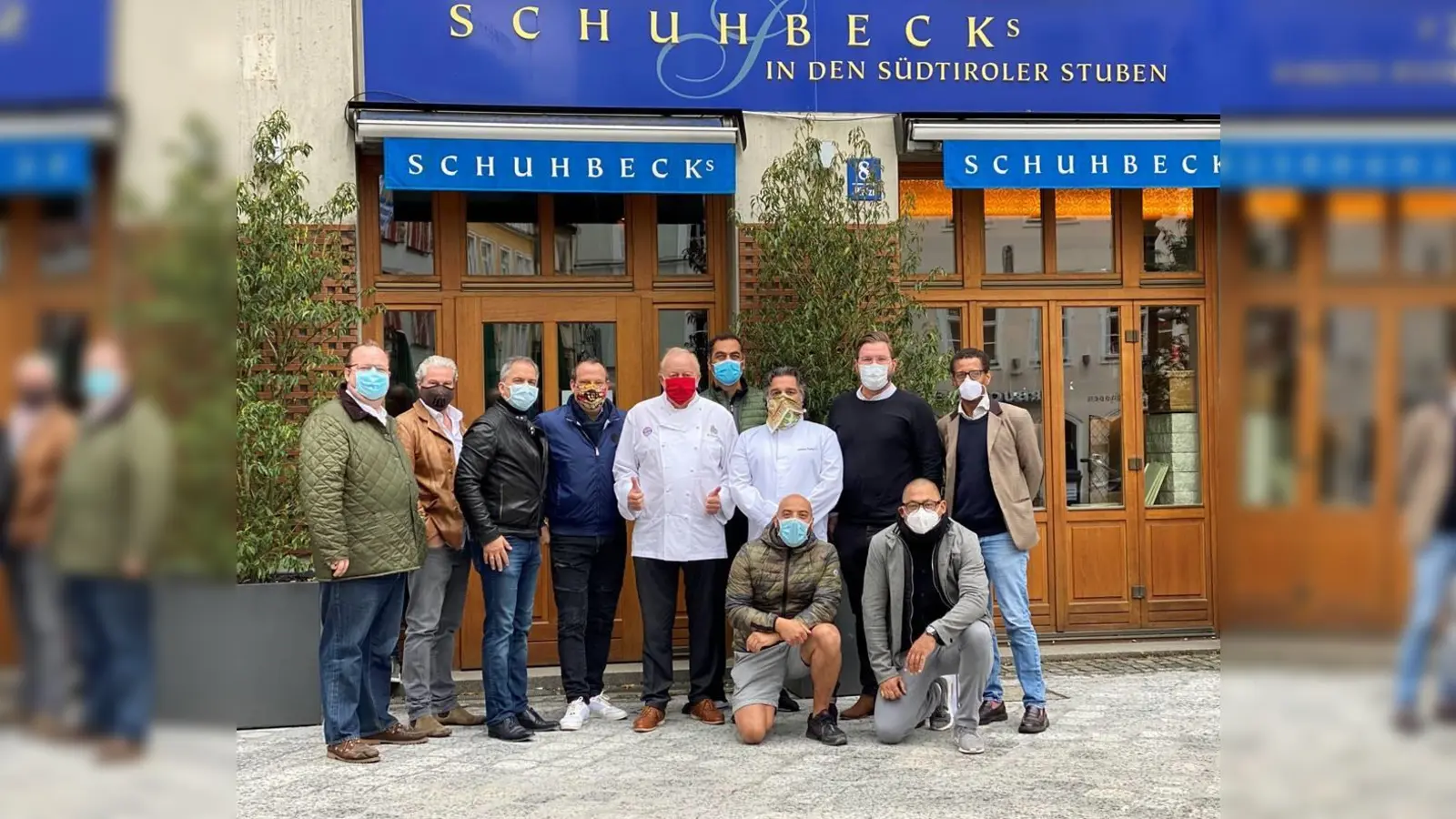Alfons Schuhbeck (Mitte) mit dem solidarischen Freundeskreis, die die Essensausgabe der Caritas unterstützt haben.  (Foto: Nik Security)