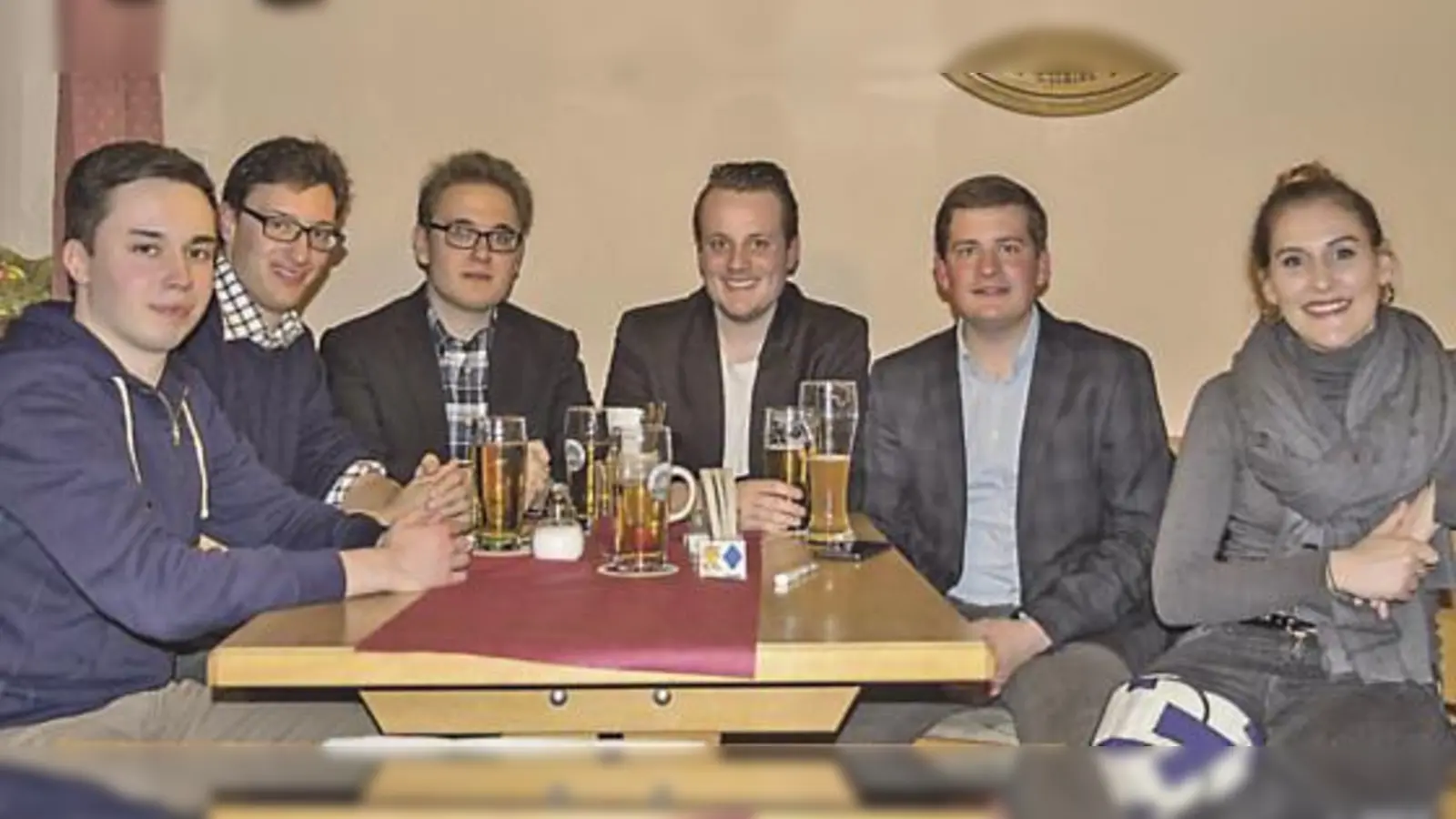 Vorsitzender Alexander Mihatsch (3.v.l.), stellv. Vorsitzender Konstantin Risken (3.v.r.), Schatzmeister Sebastian Eckenweber (2.v.l.), Schriftführer Fabian Ewald (2.v.r), sowie Wilhelm Blumberg und Kassenprüfer Teresa Kreuzer. 	 (Foto: Thomas Höhler)