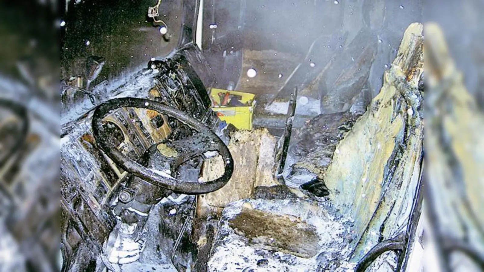 Kleine Ursache mit großer Wirkung: Eine Birne brannte durch und setzte den LKW in Brand.	  (F.: Feuerwehr)