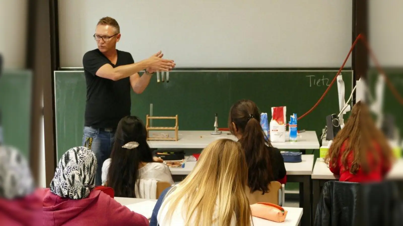 Seitenwechsel: Chemielehrer Peter Tietz unterrichtet eine Internationale Klasse, früher saß er hier selbst auf der Schulbank. (Foto: ds)