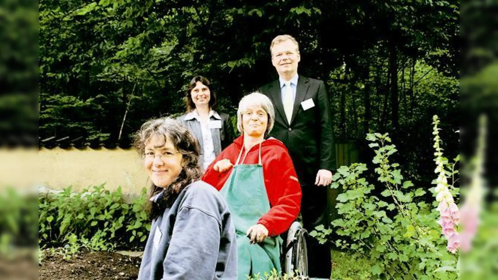 Im Garten von Reversy werden kleine Mangold-Pflänzchen gesetzt: (v. l.) Arbeitsbetreuerin Silvia Blockinger, Heimleiterin Rita Graßl, Bewohnerin Rita Stepper und Bürgermeister Jan Neusiedl.  (Foto: hol)