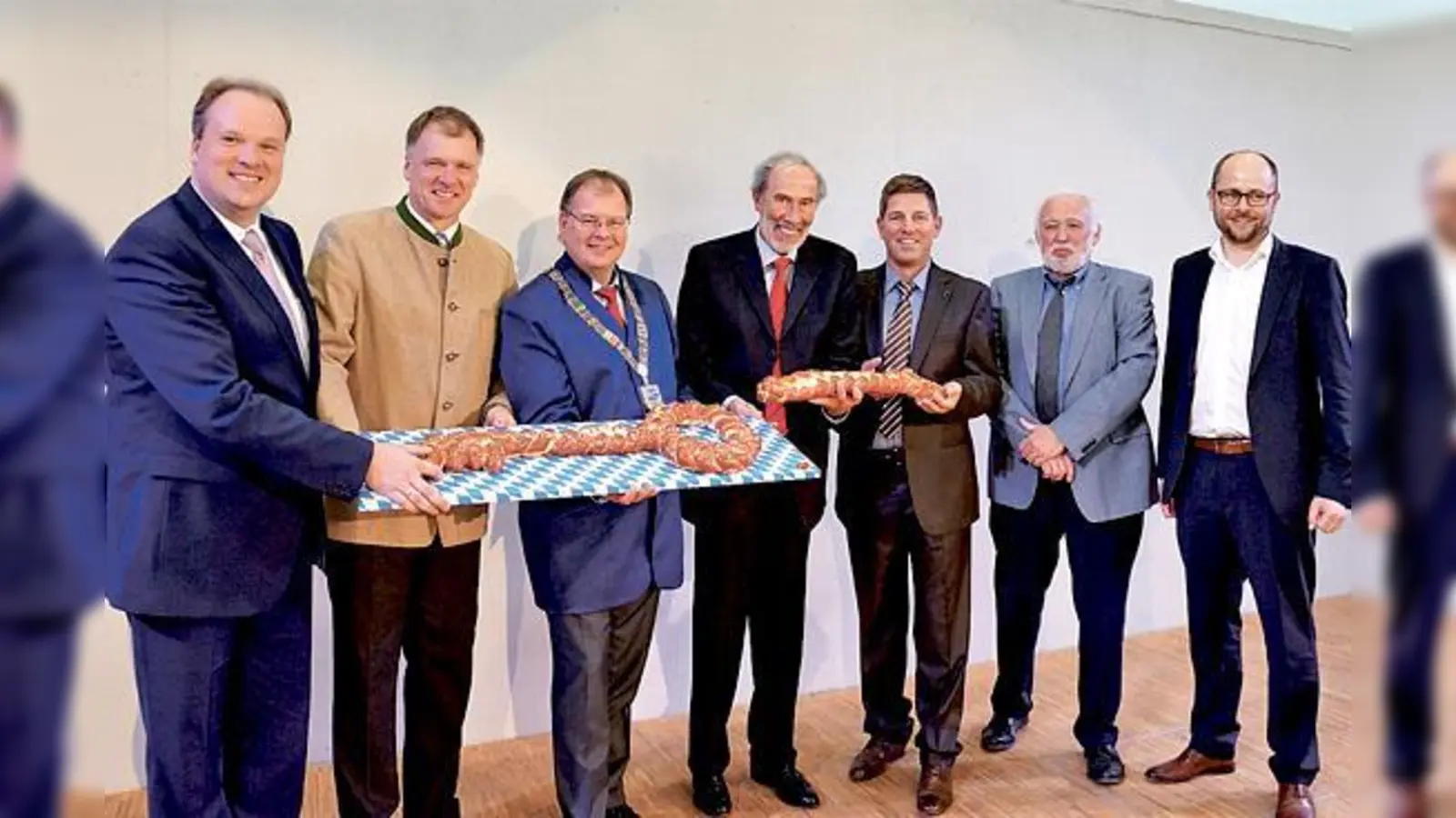 Freude über die neue Realschule: (v. l.) Landrat Christoph Göbel, Bürgermeister Stefan Schelle, Bürgermeister Wolfgang Panzer, Schulleiter Rudolf Galata, Bürgermeister Ullrich Sander, Architekten Hans Hüber und Benjamin Hardt.   (F.: hw)