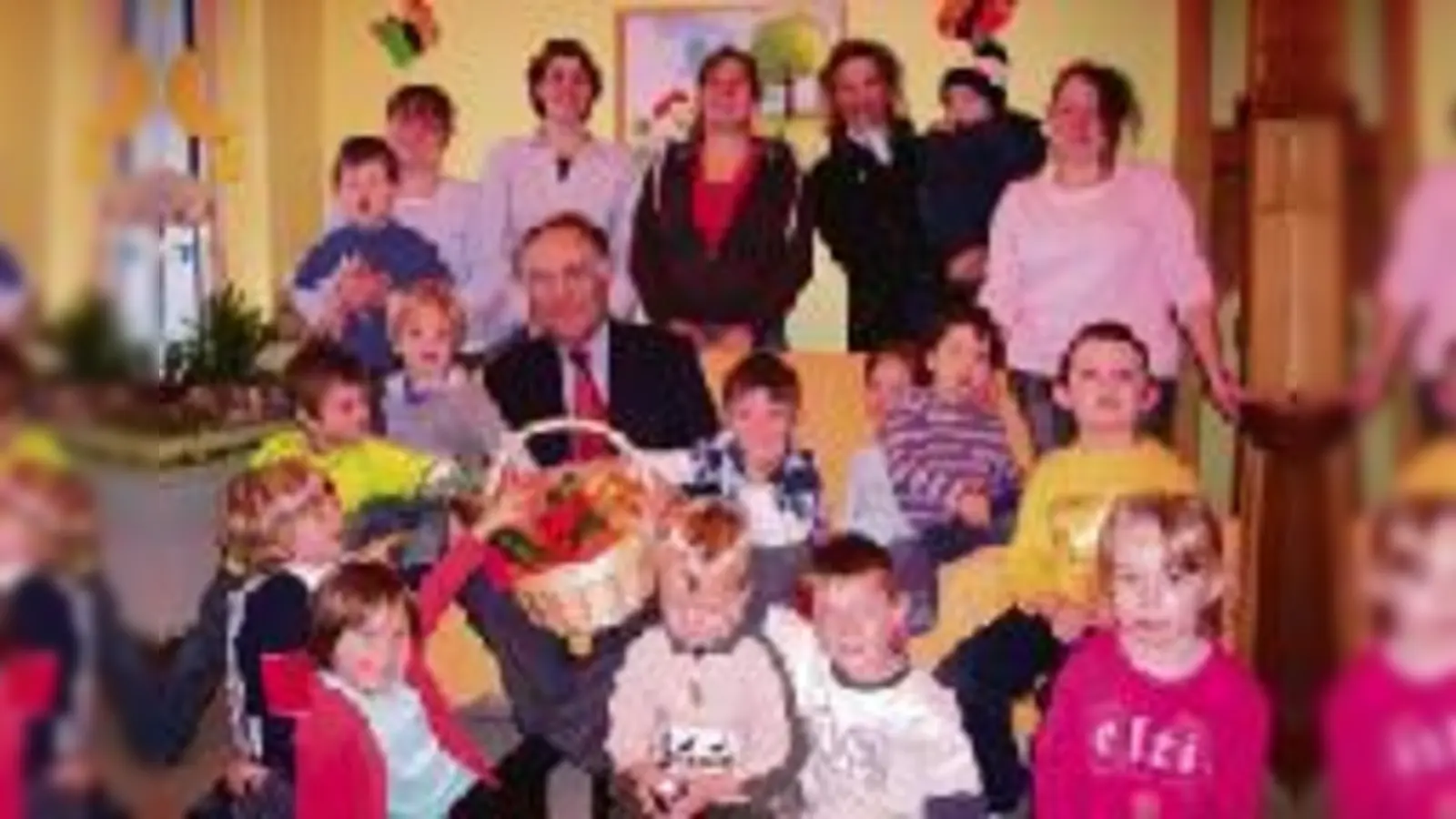 Bürgermeister Leonhard Baumann ließ sich mit den Kindern einen Vitamin-Korb  (schmecken.Foto: VA)