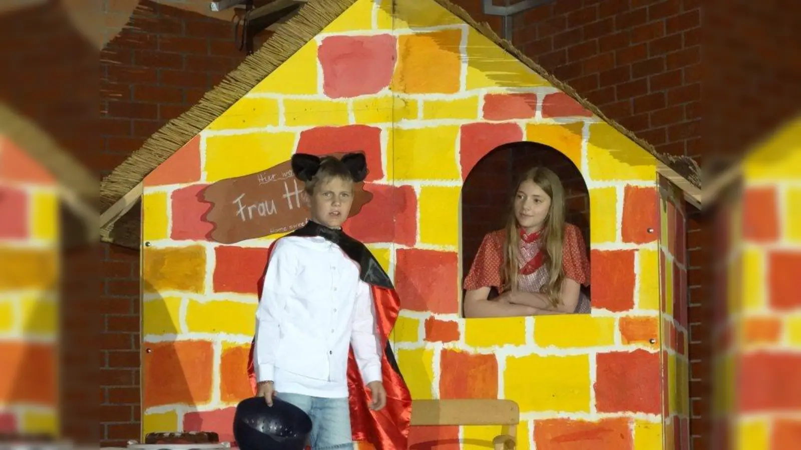 Wollen nur mal einen Blick ins Märchenbuch von Frau Holle werfen: die Katze und Pechmarie. (Foto: tab)