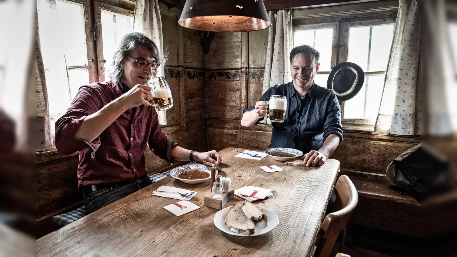 Die Musiker Phil Höcketstaller und Sebastian Schlagenhaufer präsentieren am 7. März ein besonderes Programm. (Foto: Stefan Rossmann)