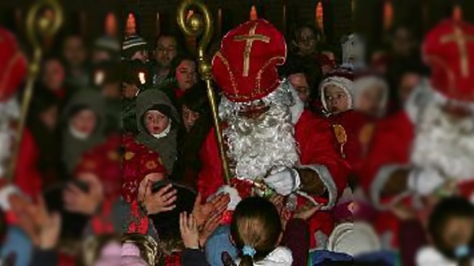 Umgeben von vielen Kindern brachte der Nikolaus Gaben. 	 (Foto: VA)