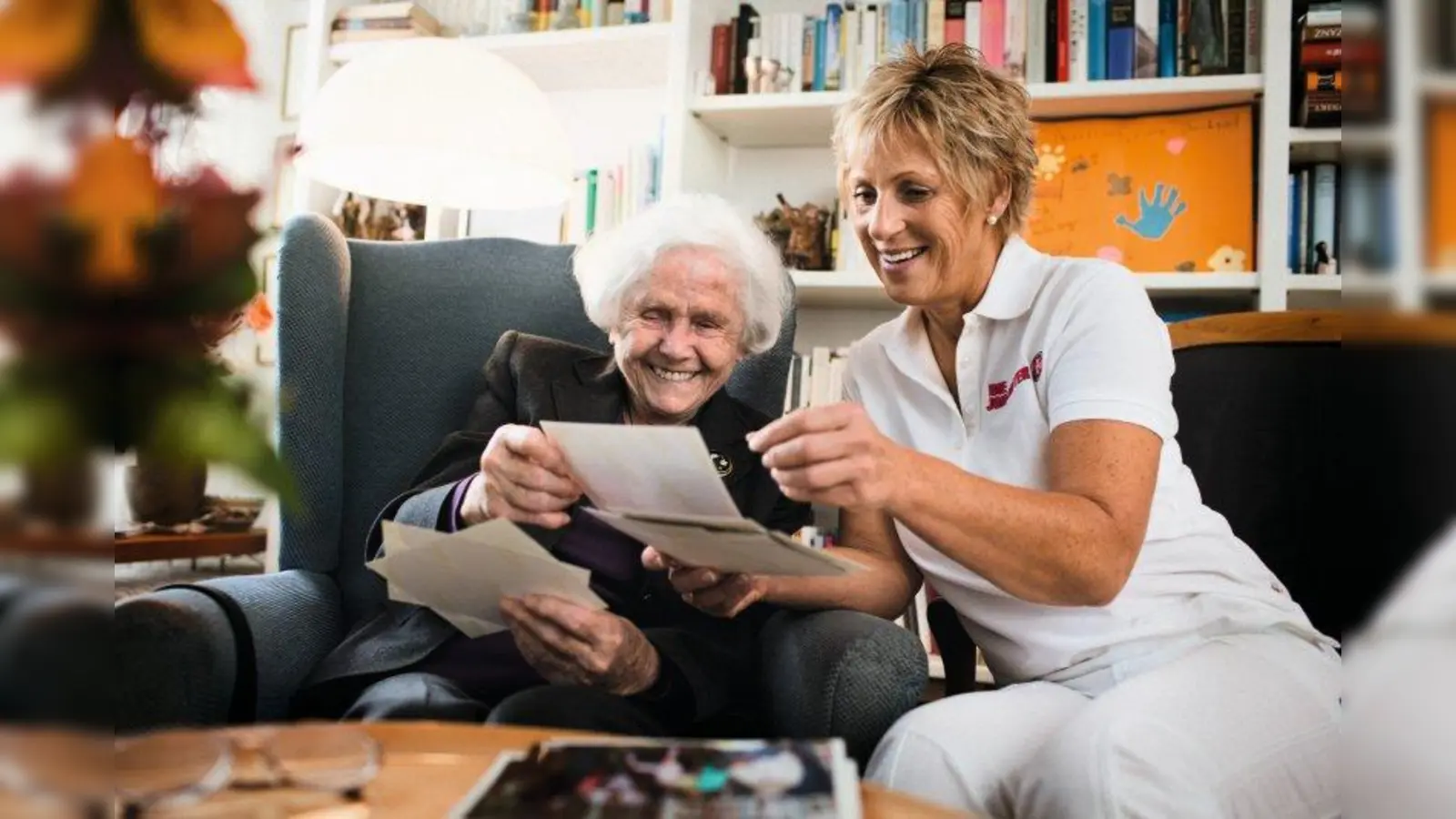 Der Pflegelotse beantwortet die wichtigsten Fragen, wenn Angehörige Hilfe benötigen. (Foto: pi)