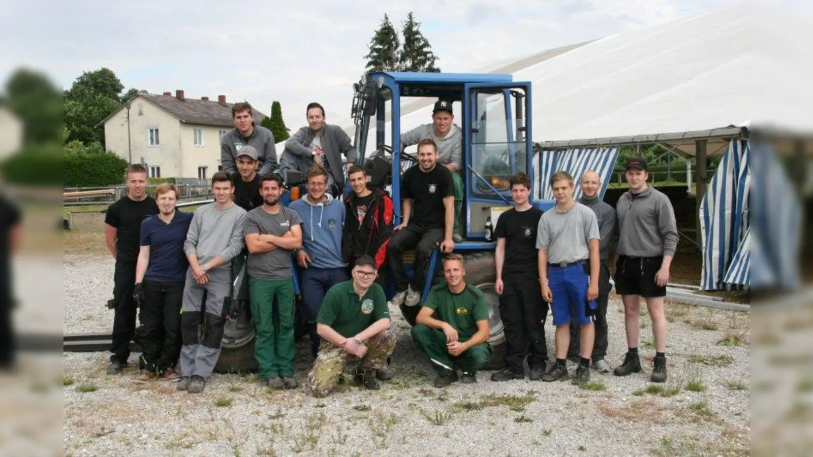 Das Zelt steht schon. Der Burschenverein Aubing bei den Vorbereitungen zum Weinfest. (Foto: Vito Elettrico)