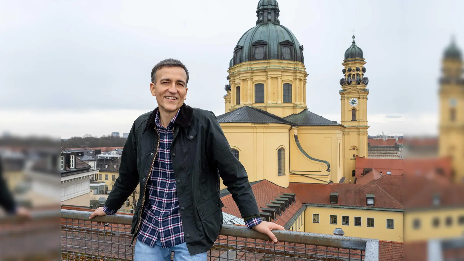 Der bekannte Berliner Autor Daniel Schreiber kuratiert heuer das Literaturfest München. Es steht unter dem Motto „Sprache der Liebe. Wie wollen wir leben?” (Foto: © Catherina Hess)