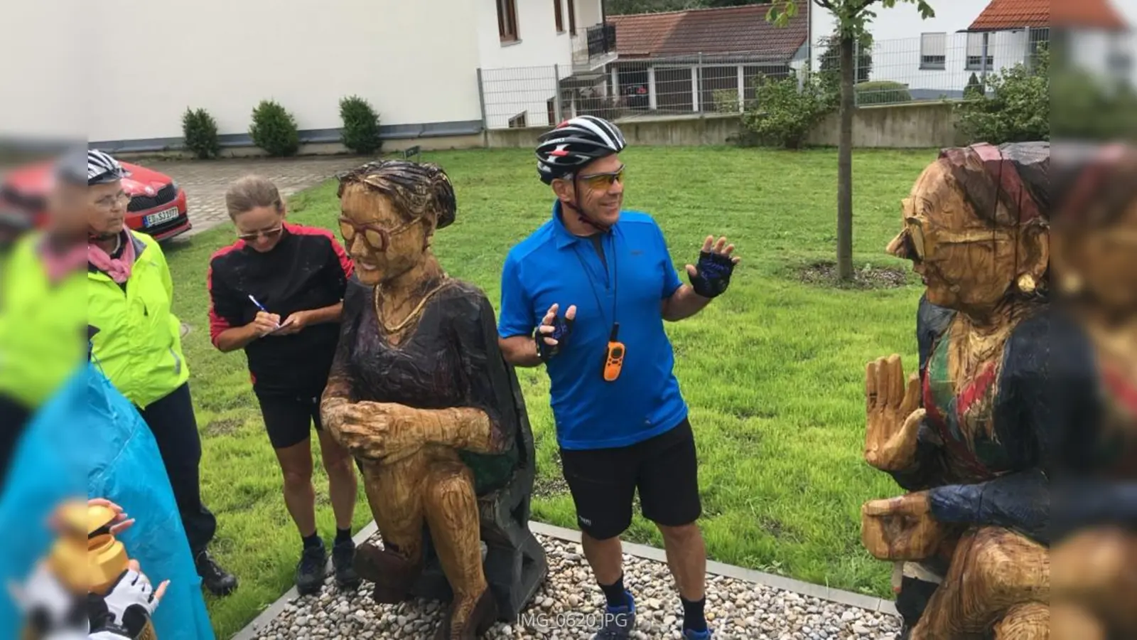 An diesem Sonntag zeigt Wolfgang Fritz im seine großen Holzskulpturen. (Foto: ADFC Erding)