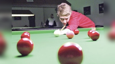 Er schickt sich an, mal ein ganz Großer im Snooker-Sport zu werden: Der erst 15-jährige Münchner William Frey.  (Foto: Jürgen Schütt)