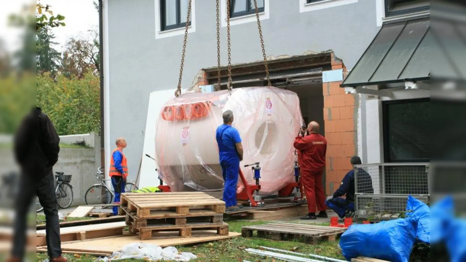 Hochmodern: Der 14 Tonnen schwere MRT wurde mit einem Kran zu den Praxisräumen gehievt. (Foto: pi)