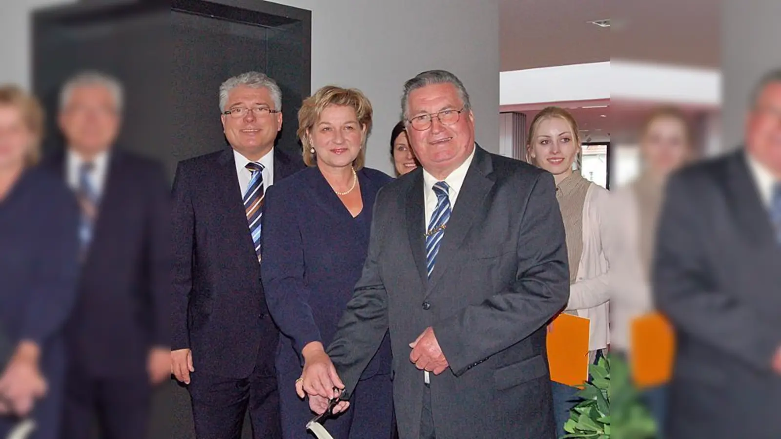 Gemeinsam eröffneten der stellvertretende Schulleiter Josef Schlemmer, Ebersbergs stellvertretende Landrätin Magdalena Föstl und der Dritte Landrat von Erding, Fritz Steinberger, die Schülerbibliothek der Beruflichen Oberschule Erding.  (Foto: Katrin Dobler)