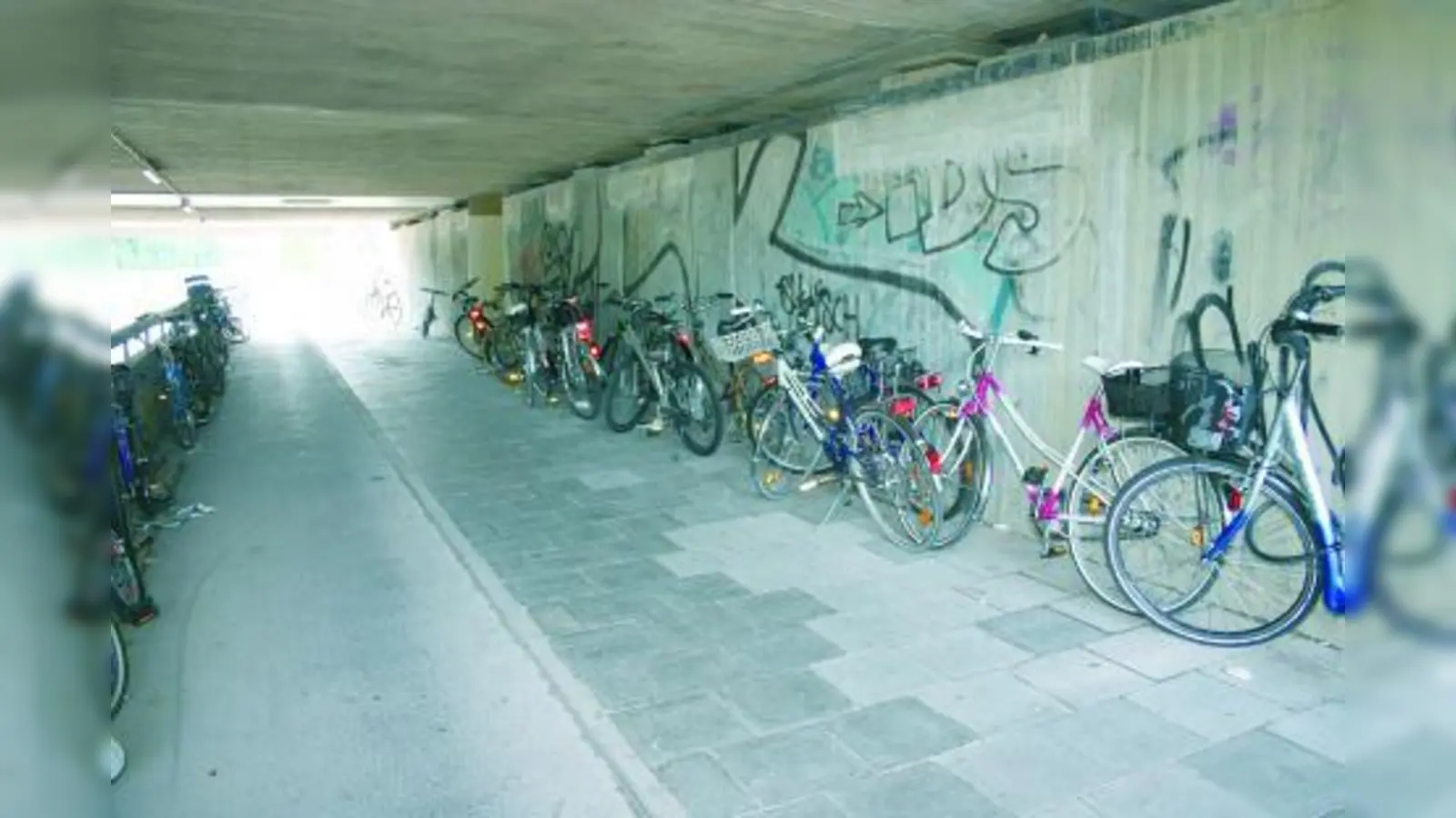 Da es am S-Bahnhof Untermenzing zu wenig Fahrradständer gibt, stellen die Radler ihr Gefährt in der Unterführung ab. Das behindert nicht nur Fußgänger und Radfahrer, sondern auch die Kehrmaschine der Straßenreinigung. (Foto: ls/Archiv)