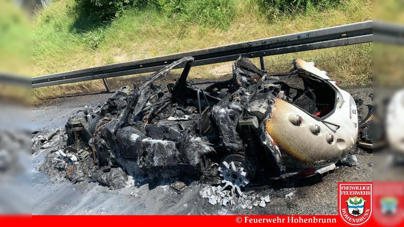 Fahrer und Beifahrerin konnten sich unverletzt retten, für das Fahrzeug kam jede Hilfe zu spät. (Foto: FFW Hohenbrunn)