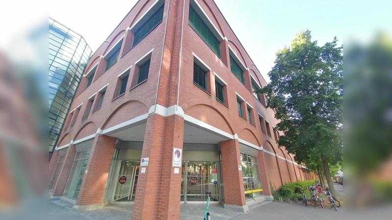 Der Mietvertrag mit Galeria Kaufhof am Rotkreuzplatz läuft nur noch bis 2027. Die bisherigen Pläne sehen einen weitgehenden Abriss der oberirdischen Geschosse und einen Neubau mit hohem Büro- und Hotelanteil vor. (Foto: job)