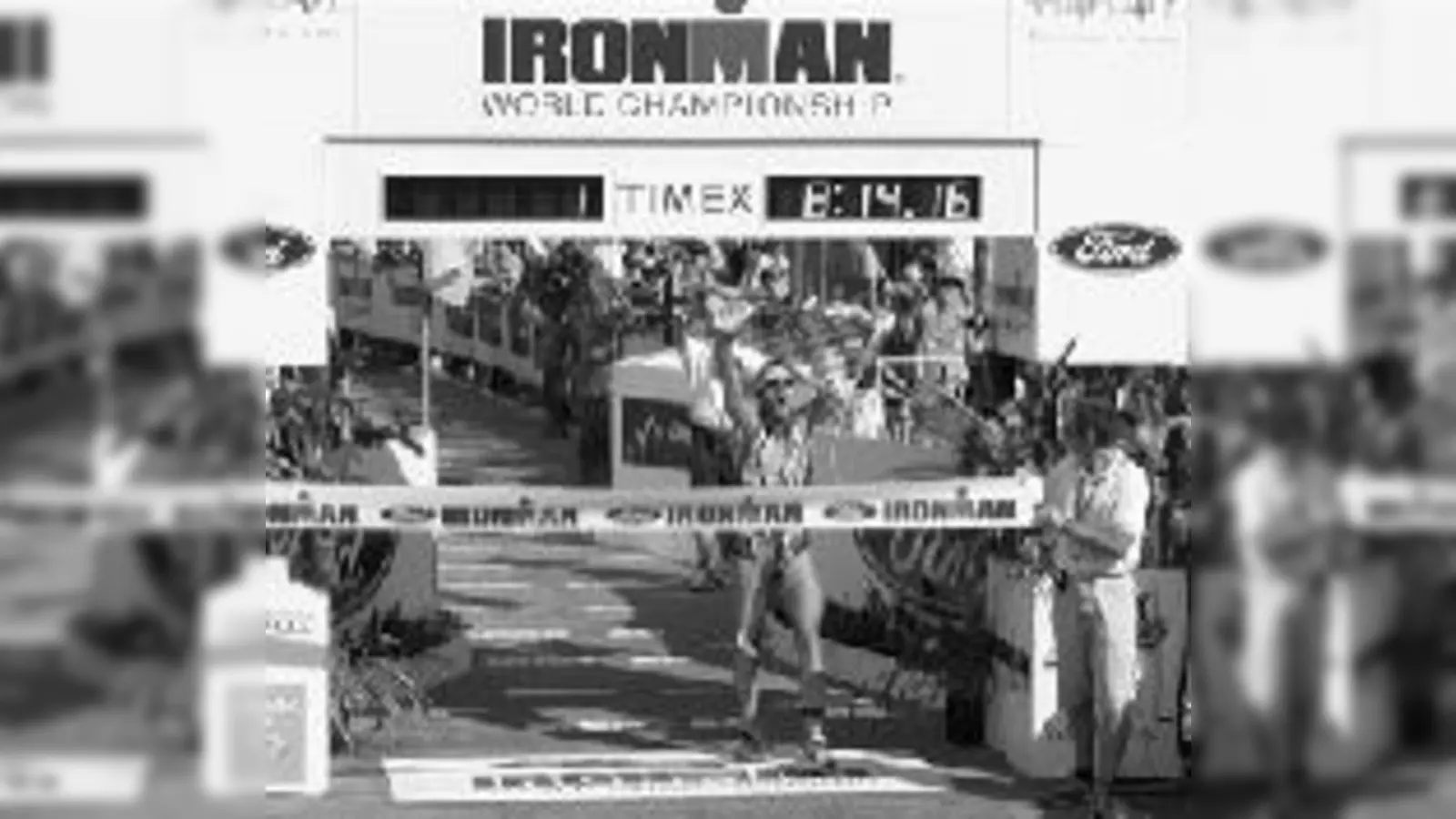 Ein Moosacher als Ironman: Faris Al-Sultan hüllte sich beim Zieleinlauf in die bayerische Flagge. Na,  (Foto: Tobias Wandinge)