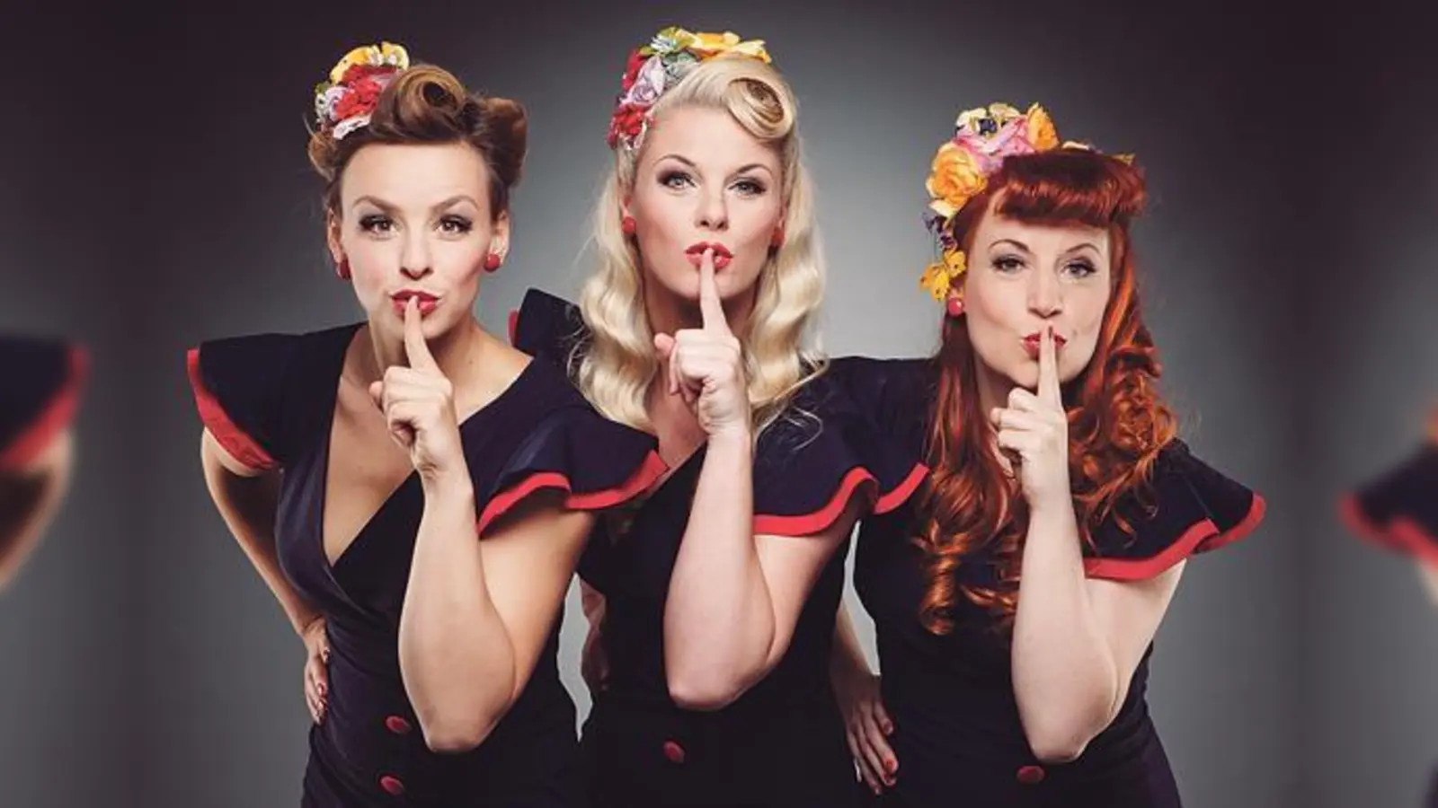 Mit Kalkül kokettieren die Damen des Abends mit der Verschwiegenheit. Die Burlesque-Revue wird eine Notalgie-Party der 30er Jahre werden.	 (Foto: Robert Jentzsch)