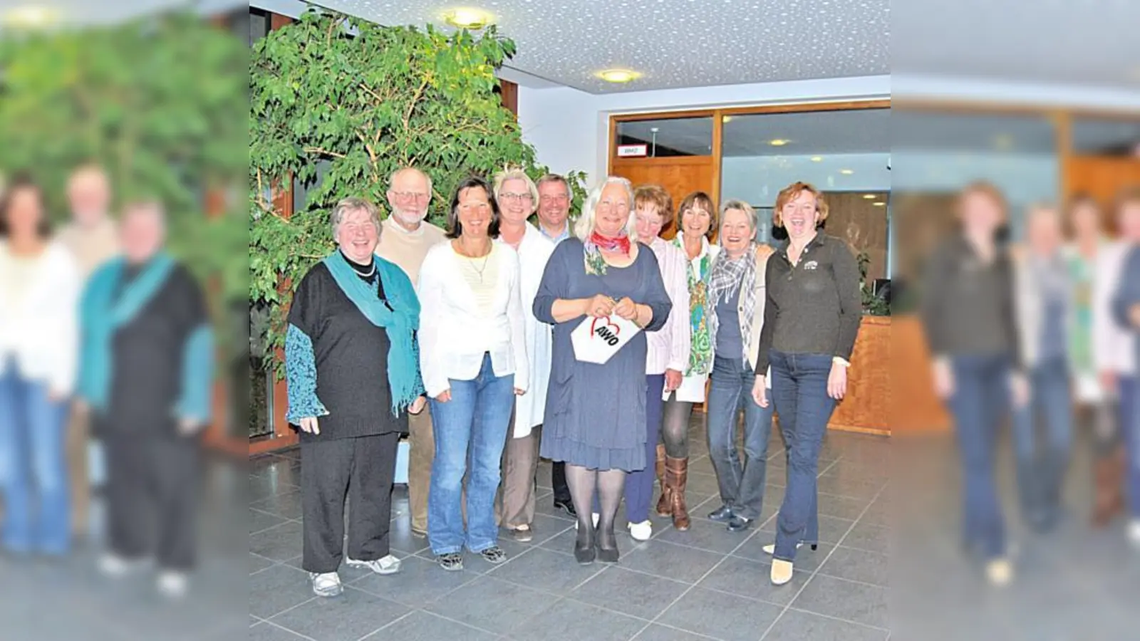 Der alte und neue Vorstand  (Foto: Marianne Wintergerst, Fritz Seeger, Ariane Wißmeier-Unverricht, Britta Becker, Max Wagmann (Kreisvorsitzender AWO München-Land), Helene Nestler (Vorsitzende AWO Ottobrunn-Hohenbrunn), Monika Gramke, Petra Wagner, Kerstin)