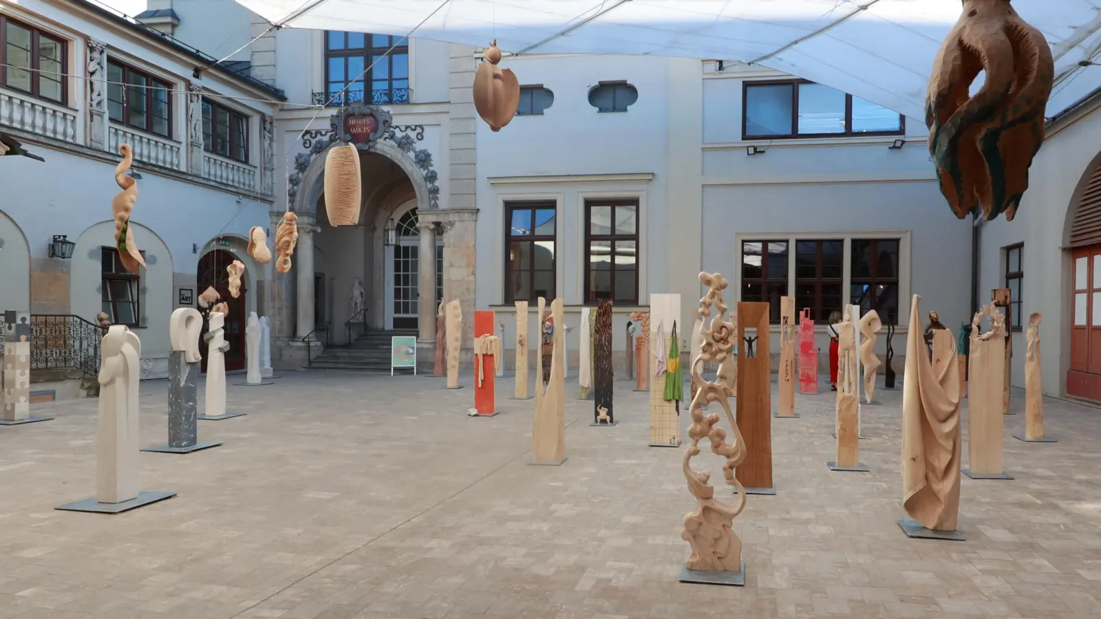 Bei freiem Eintritt kann man bis Mitte Juli die Ausstellung von Objekten aus Holz und Stein bewundern. Der frisch restaurierte Innenhof des Künstlerhauses bietet ein stilvolles Ambiente.  (F.: Sigi Müller)