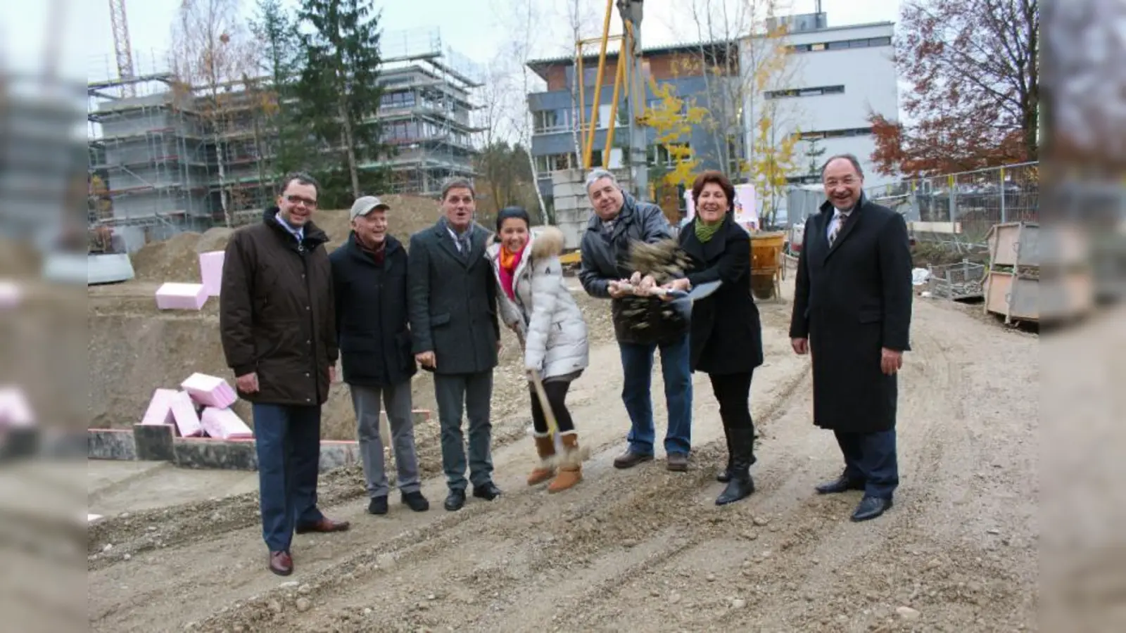 Spatenstich für die Krippe in der KIM: Starnberger Wirtschaftsförderer Christoph Winkelkötter, Rainer Dietz, Architekt Joachim Bauer, Betreiberin Karin Bader, Michael Weiss, Bürgermeisterin Christine Borst und Landrat Karl Roth (v.l.). (Foto: US)