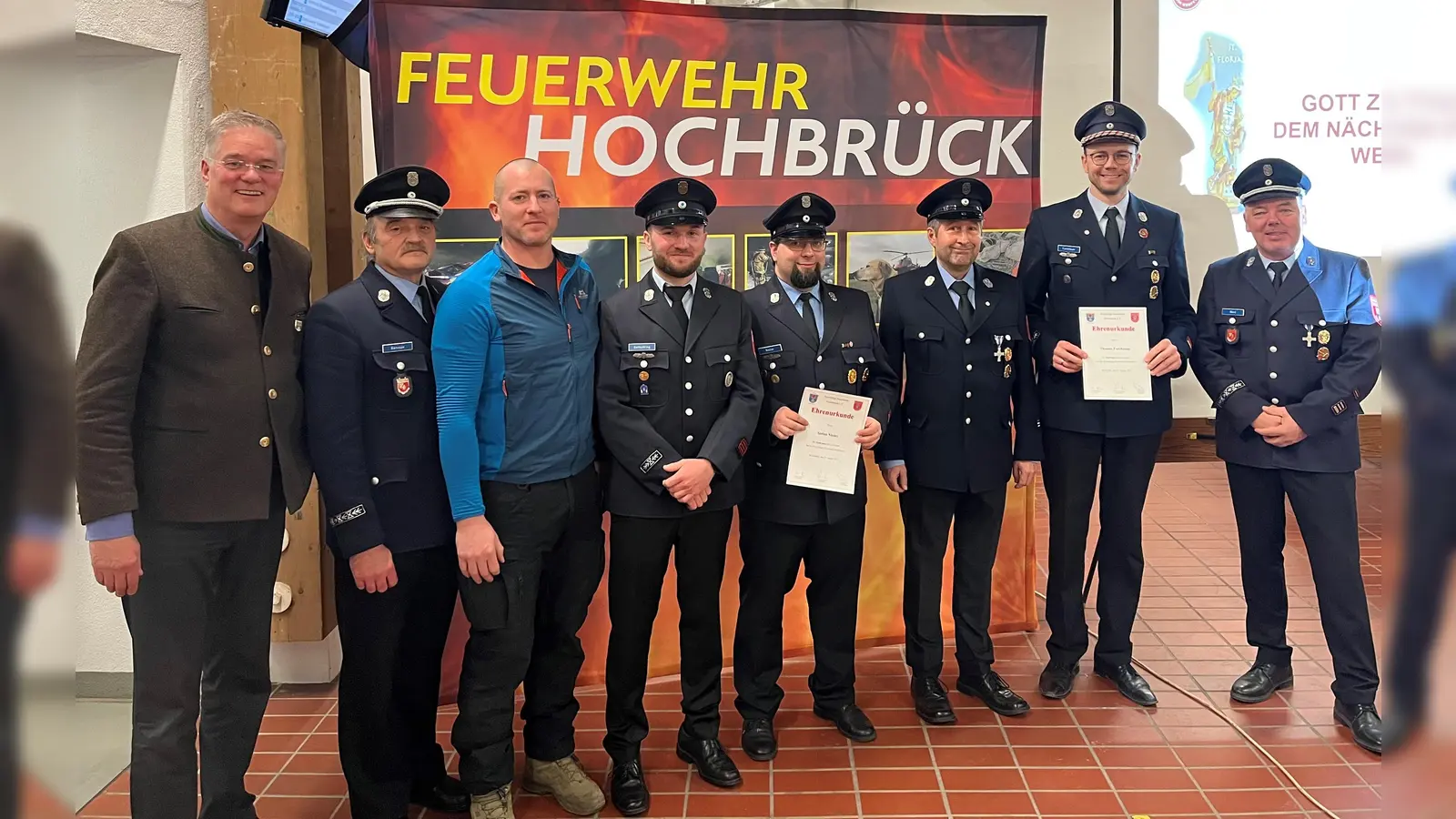 Bei der jüngsten Jahreshauptsversammlung ehrte die FFW Hochbrück verdiente Mitglieder. Bürgermeister Dr. Dieter Gruchmann gratulierte herzlich.  (Foto: FFW Hochbrück )