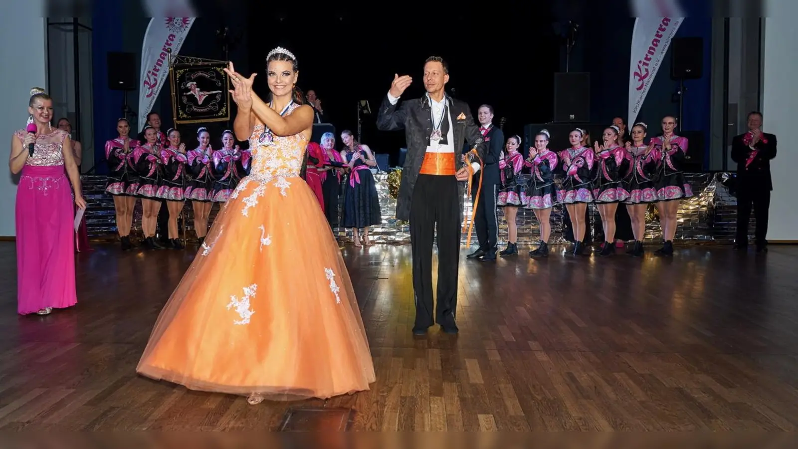 Prinz Tom I. und ihre Lieblichkeit Prinzessin Daniela I. eröffneten ihre Regentschaft mit einem romantischen Walzer. (Foto: Kirnarra)