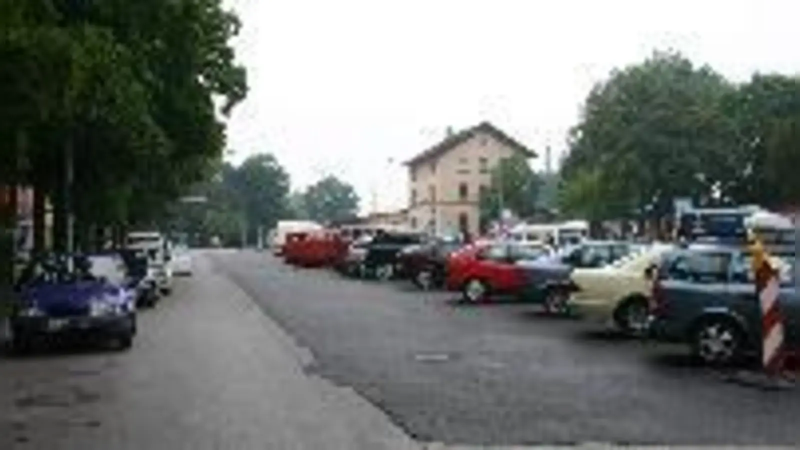 Die Bunzlauer Straße beim Moosacher Bahnhof (hinten) sieht noch aus wie ein großer Parkplatz. Das soll sich nach dem U-Bahnbau ändern.	 (Foto: cr)