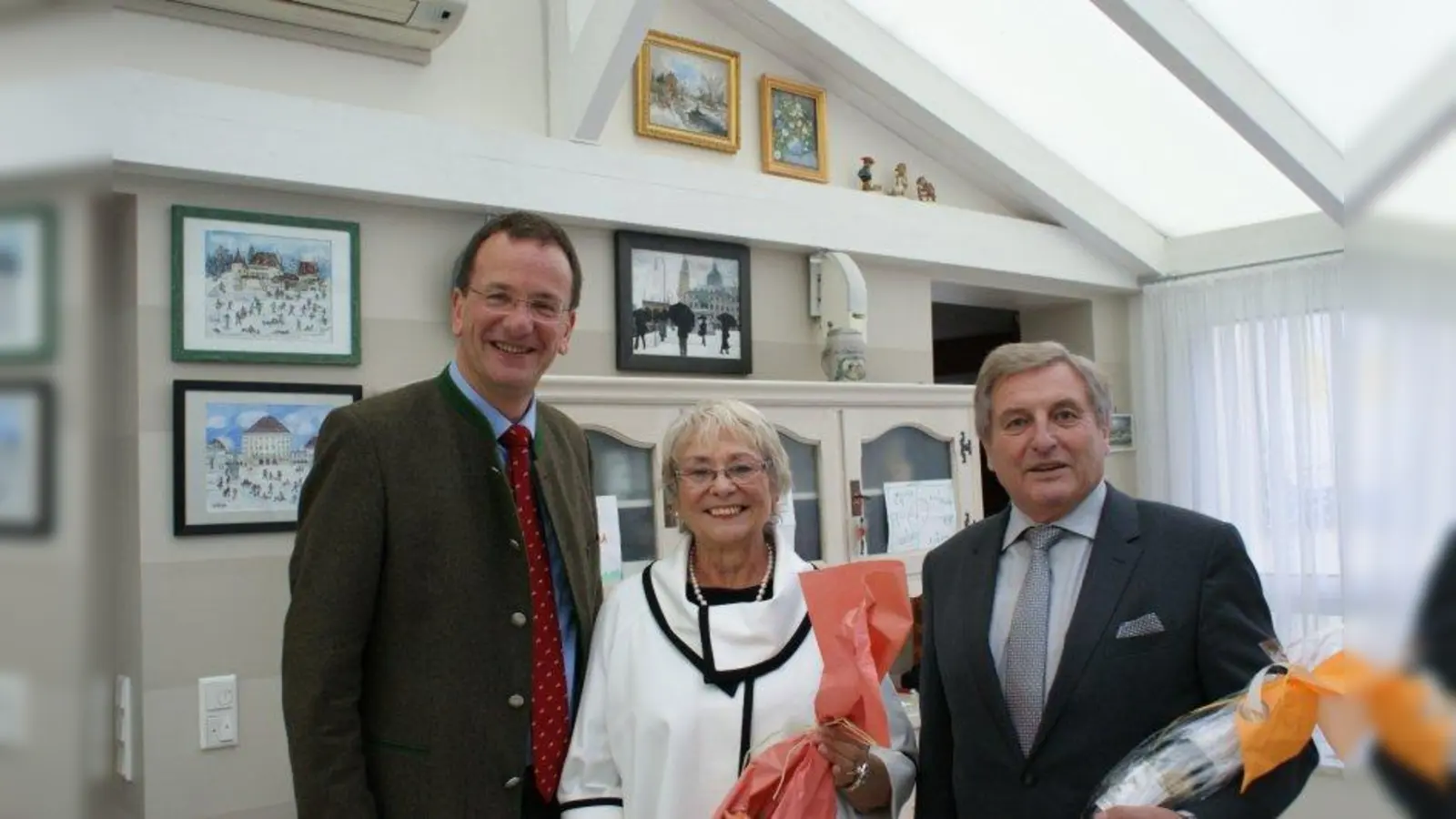 Unter Freunden: Oberbürgermeister Andreas Haas gratuliert seinen beiden Parteikollegen, Gabi und Hans Pichelmaier, zur Goldenen Hochzeit. (Foto: Eisinger)