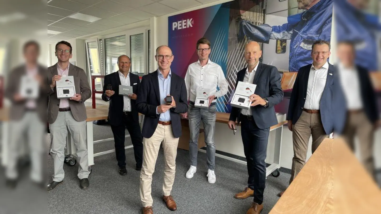 Freuen sich über mehr Sicherheit v.l.: Landrat Stefan Frey, Bürgermeister Christian Schiller, Egon Leo Westphal (Bayernwerke), Roland Leuchtenberger (Peek), Christian Stammel (Peek) und Christoph Winkelkötter (gwt). (Foto: pst)