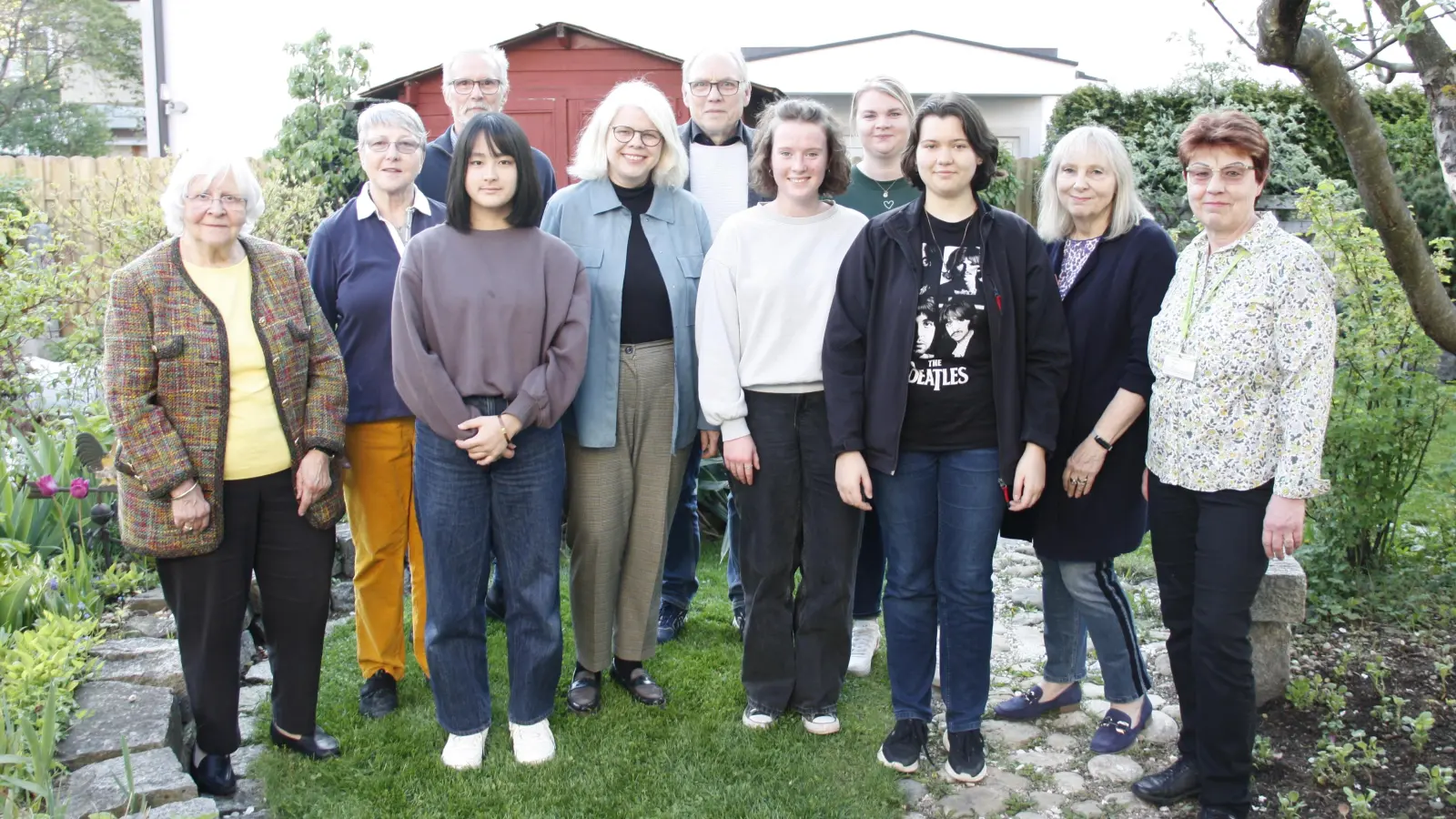 Der Vorstand des Vereins Miteinander leben in Hadern (rechts Vorsitzende Irmgard Hofmann) unterstützt das Projekt der Schüler. Rektorin Sabine Wintermantel (5.v.l.), Projektleiterin Lisa Lucas (4.v.r.) sowie die Schülerinnen Misa Nakamura (3.v.l.), Vivian Zemmerich (3.v.r.) und Theresa Cullen (5.v.r.) stellten es dem Verein vor. (Foto: job)