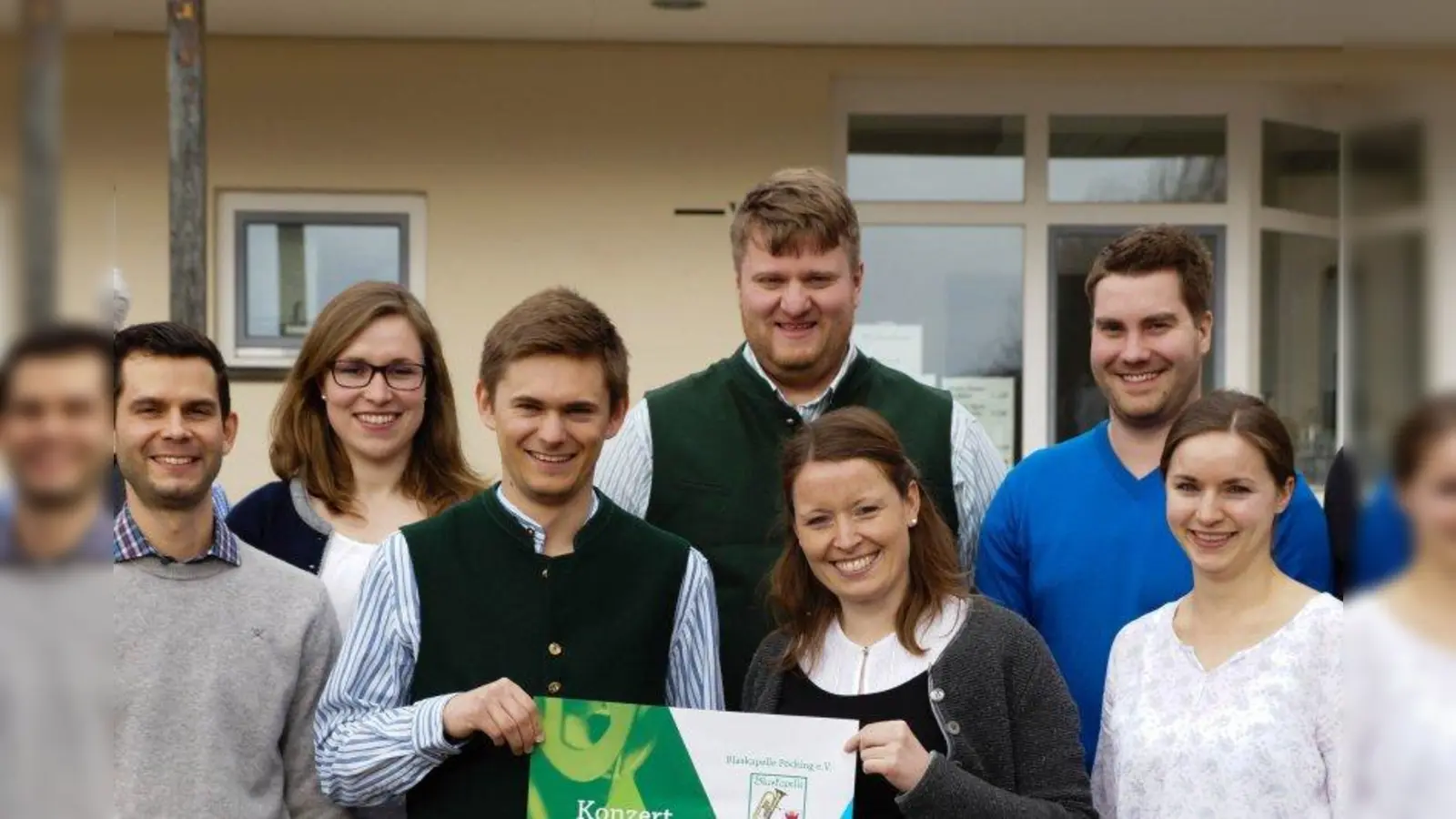 Neuer Schwung im Vorstand der Blaskapelle: Markus Maier (vorne, von links), Christine Pöschl, Sebastian Scheck, Mathias Eggenhofer, Anna Engesser, Stephan Salvermoser und Eva-Maria Grabow. (Foto: Blaskapelle Pöcking)