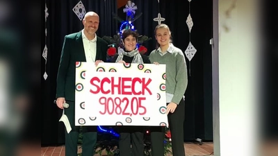 Schulleiter Johannes von der Forst, Anja Fischer und Sportlehrerin Alexandra Ostermeier freuen sich über die Spende. (Foto: Sch)