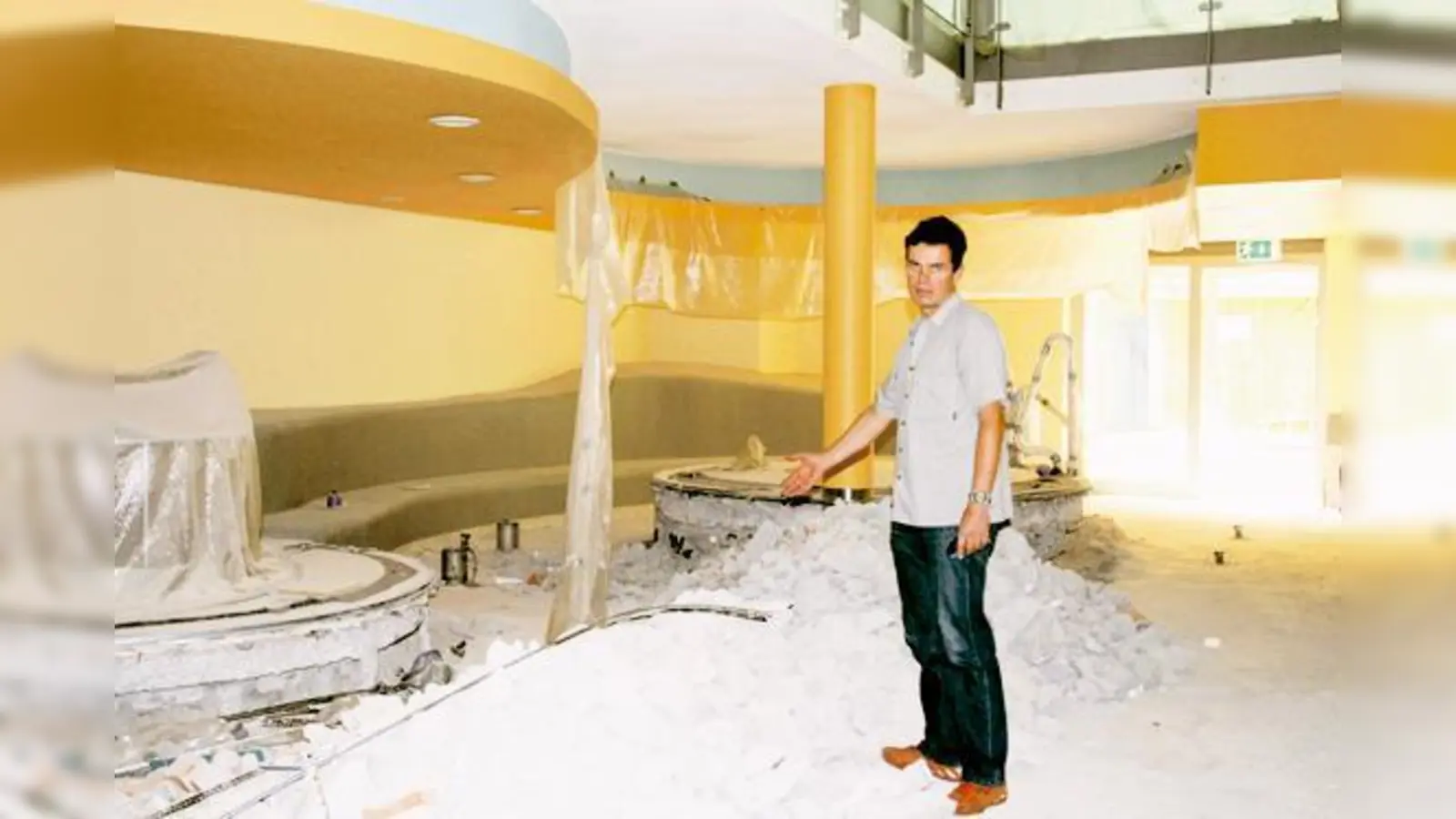 Noch ist die gesamte Grünwalder Sauna Baustelle, doch Architekt Alexander Steininger hofft, dass bis Weihnachten die Sanierungsarbeiten abgeschlossen sind.   (Foto: hol)