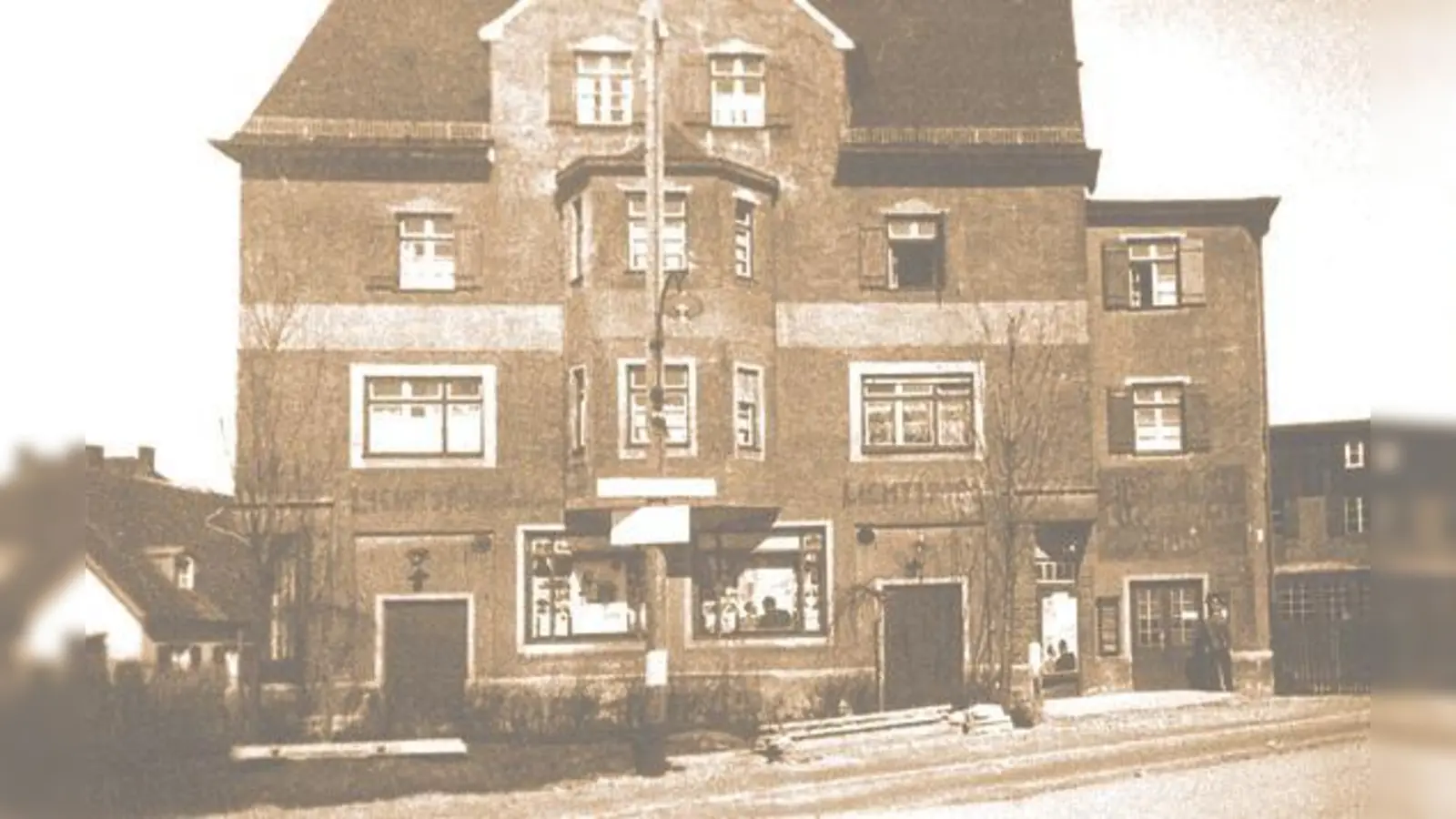 In den 1950er-Jahren boomte die Kino-Kultur  auch in Moosach: die Lichtspiele in der Bingener Straße.  (Foto: Geschichts-Sammlung Laturel/Mooseder)