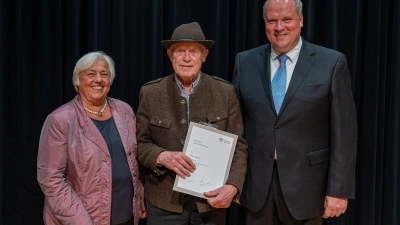Helmut Berthold (Mitte) wurde für sein lebenslanges Engagement für die Gemeinde Sauerlach ausgezeichnet. Es gratulierten Bürgermeisterin Barbara Bogner und Landrat Christoph Göbel ganz herzlich.  (Foto: Andreas Wening)