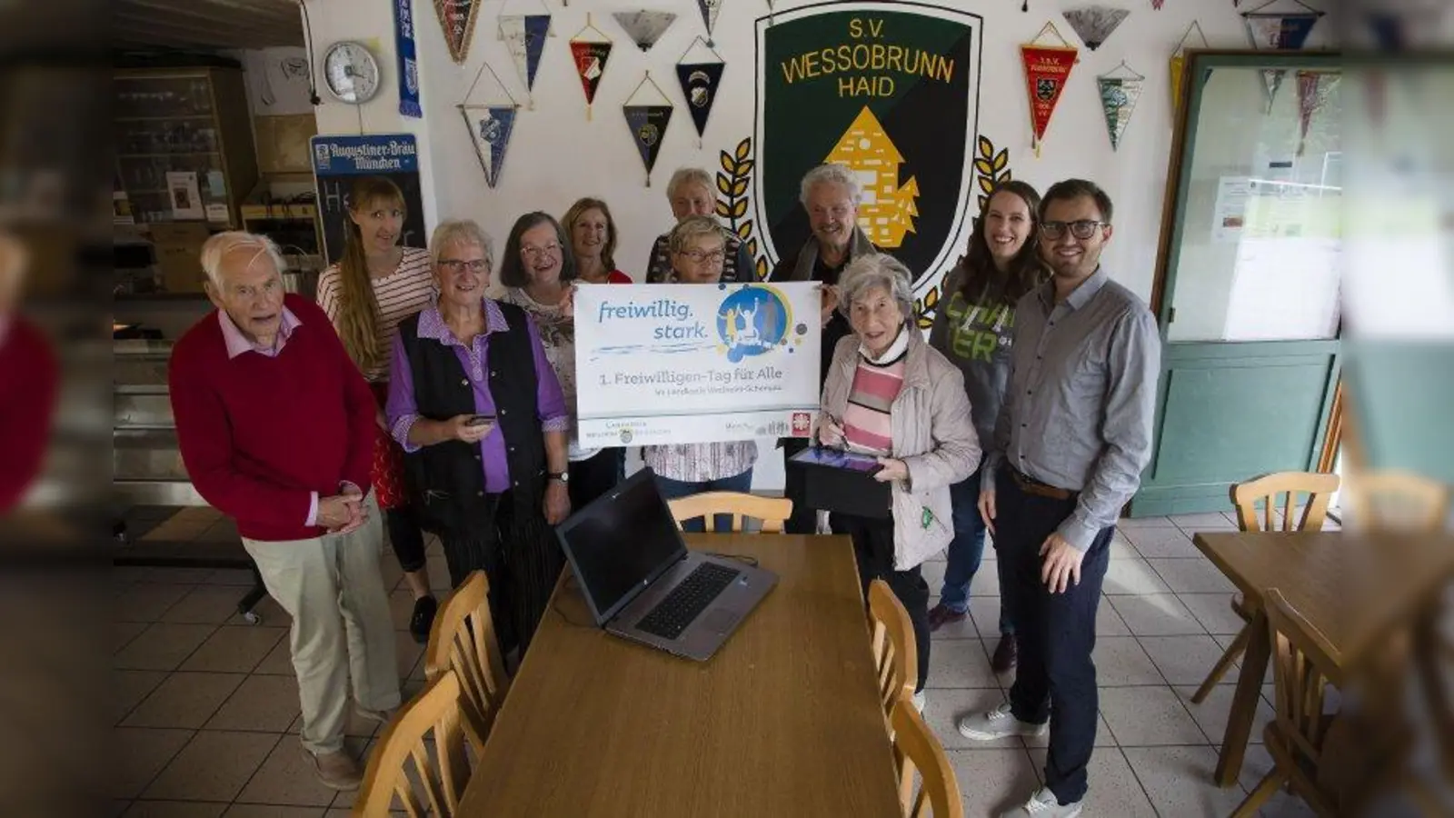 Am ersten landkreisweiten Freiwilligentag half der Sportverein Wessobrunn-Haid Senioren und Seniorinnen bei Handy- und PC-Problemen. (Foto: www.gerardfotos.de)