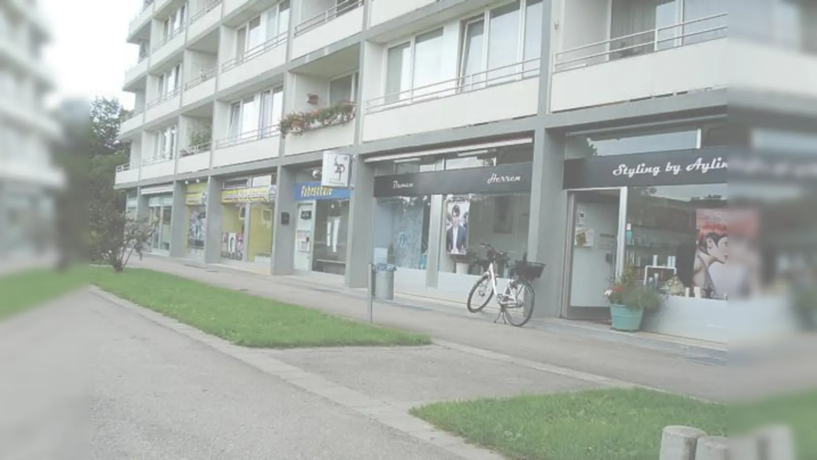 Einer der großen Wohnblöcke »Am Stutenanger« in Oberschleißheim. Die  Gemeinde erhielt mit der Parksiedlung ein »zweites Standbein«. Die Bevölkerungszahl verdoppelte sich.	 (Foto: Archiv Otto Bürger)