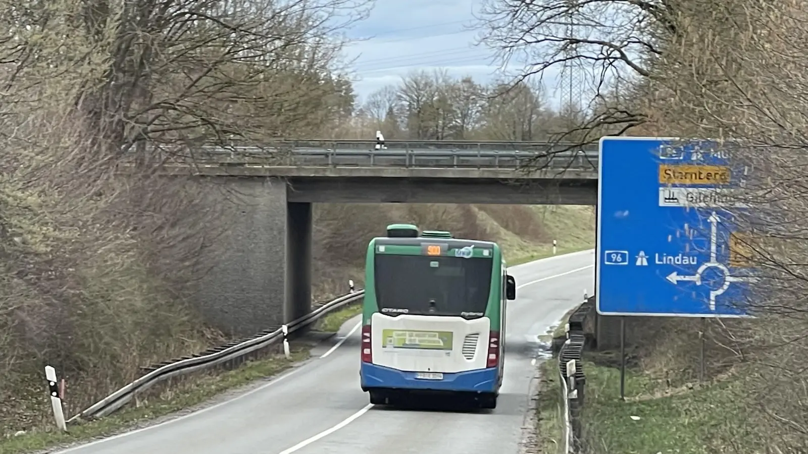 Nach 66 Jahren muss die Brücke, unter die der Verkehr Richtung Starnberg rollt, saniert werden. (Foto: pst)