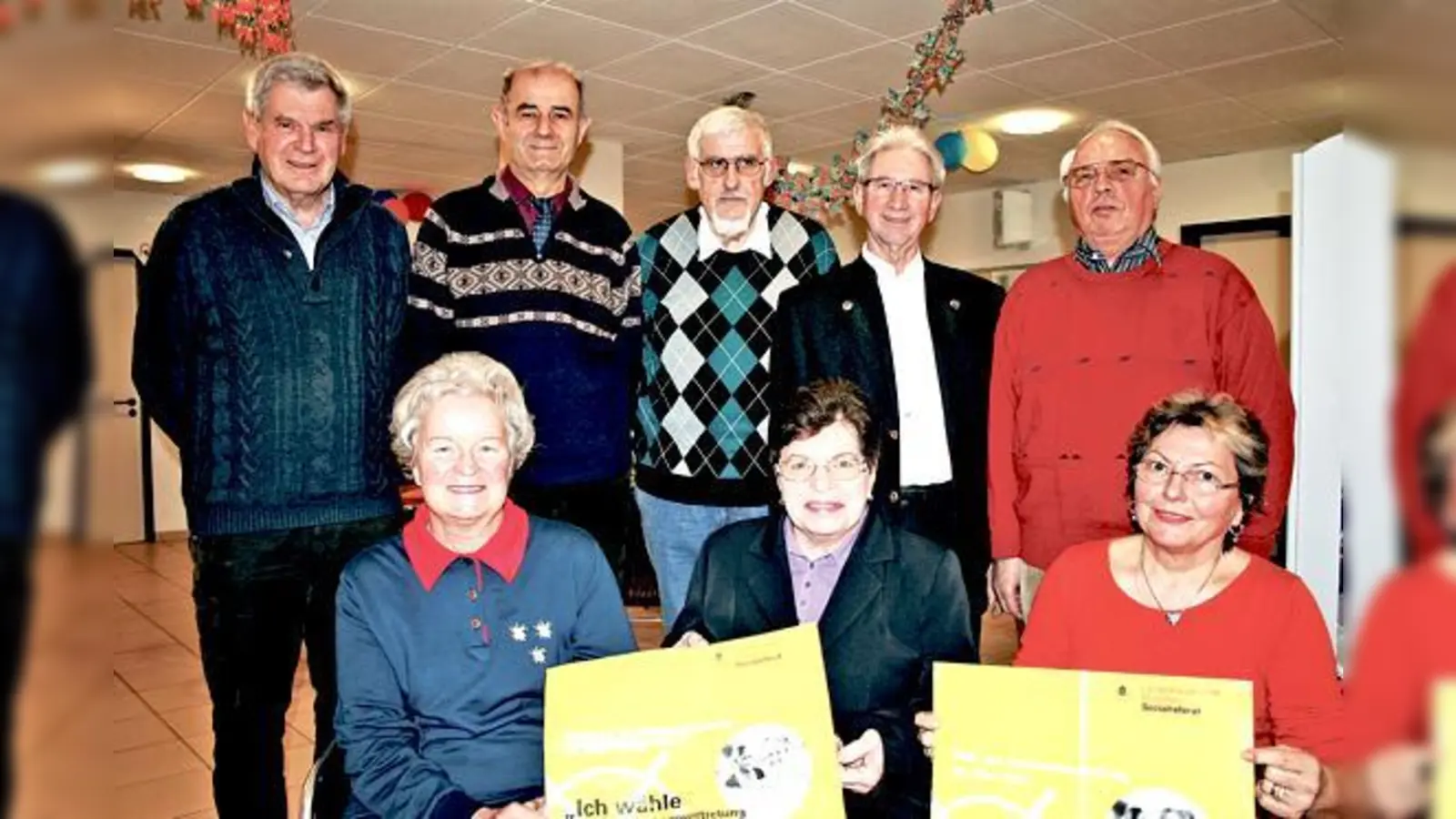 Diese Moosacher kandidieren für den Seniorenbeirat: Sigrid Kabis, Mechthilde Löffelmann, Anne Kexel (sitzend, v. l.) sowie Peter Lipps, Ismet Edebal, Walter Heinrich, Hermann Schmid und Bruno Späth (stehend, v. l.). 	 (Foto: ws)