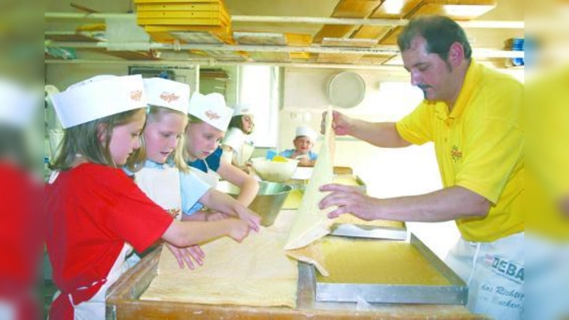 Fleißig backten die Kinder der Mittagsbetreuung gemeinsam mit Martin Reicherzer Apfelkuchen. (Foto: pi)