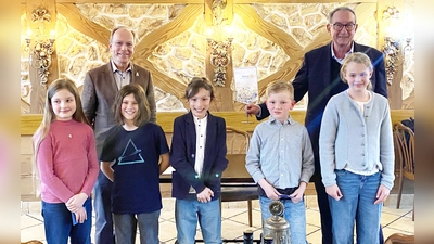 Hatten viel Freude beim Vorlesewettbewerb des Rotary Clubs Germering (v.l.): Lilliy Thieman, Matthias Marwege (Präsident Rotary Club Germering), Rebecca Jocham, Benjamin Knor, David Hogl, Burkard Rappl (Stiftungsvorstand der Rotary Germering Stiftung) und Lara Killian. (Foto: Rotary Club Germering)