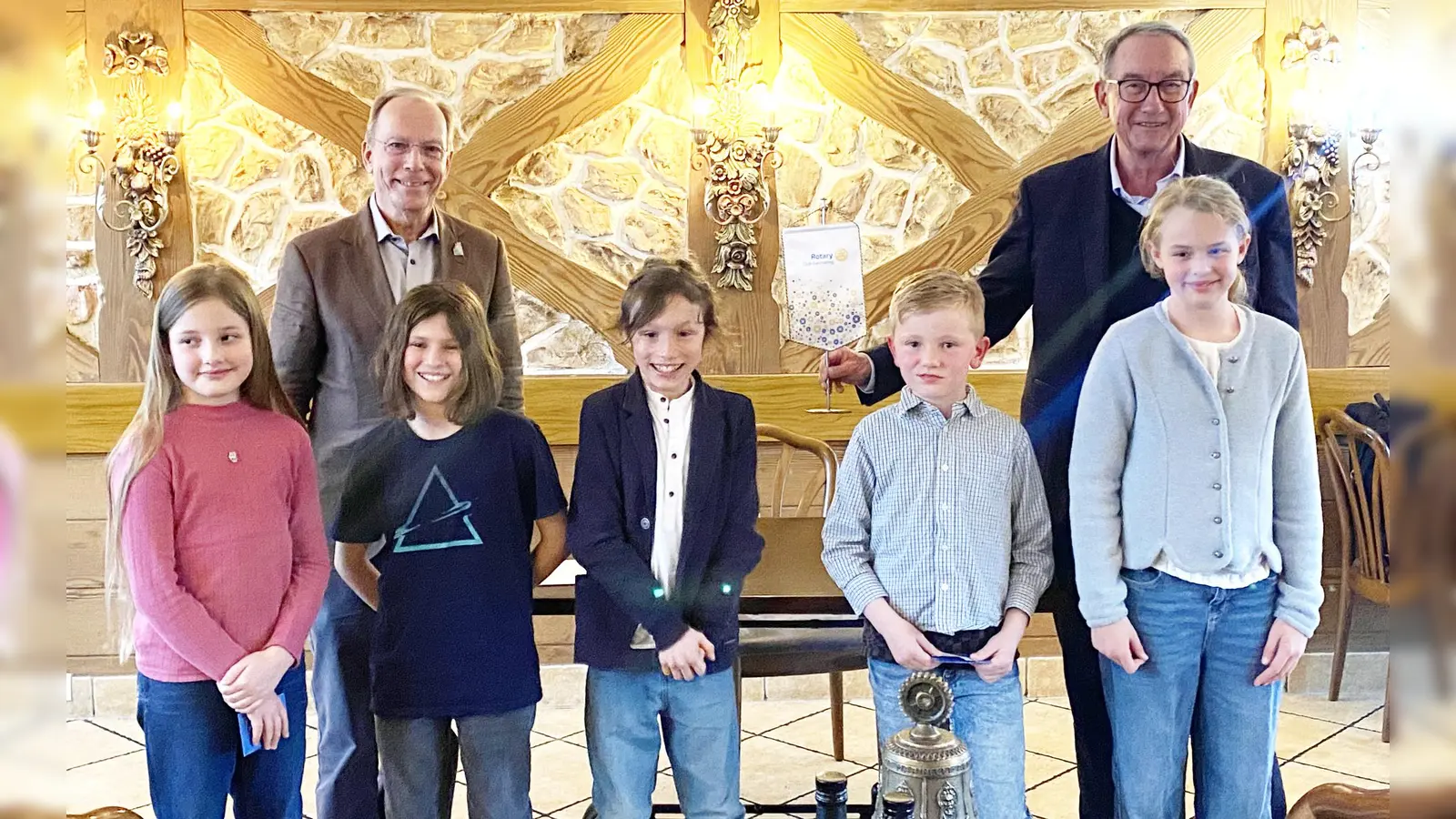 Hatten viel Freude beim Vorlesewettbewerb des Rotary Clubs Germering (v.l.): Lilliy Thieman, Matthias Marwege (Präsident Rotary Club Germering), Rebecca Jocham, Benjamin Knor, David Hogl, Burkard Rappl (Stiftungsvorstand der Rotary Germering Stiftung) und Lara Killian. (Foto: Rotary Club Germering)