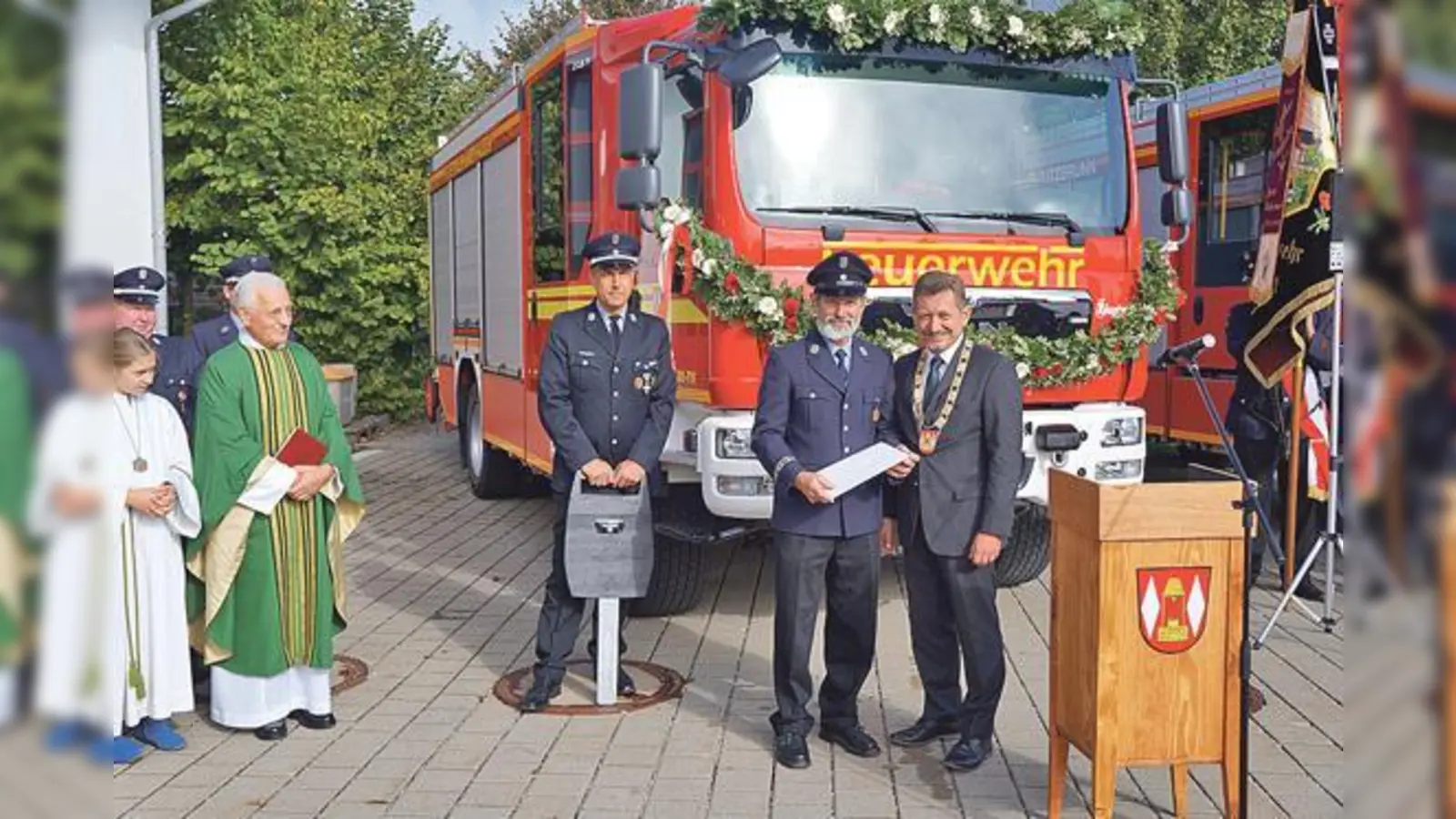 Kommandant Markus Mende, Josef Karl und Bürgermeister Klaus Korneder (von links).	 (Foto: privat)