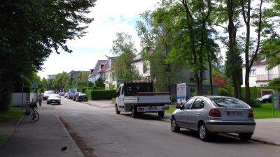 Parkbesucher des Hogenbergplatzes müssten künftig die Valpichlerstraße überqueren, um die neue WC-Anlage zu besuchen. Diese wird künftig auf der Nordseite (rechte Straßenseite im Bild) stehen. (Foto: Beatrix Köber)