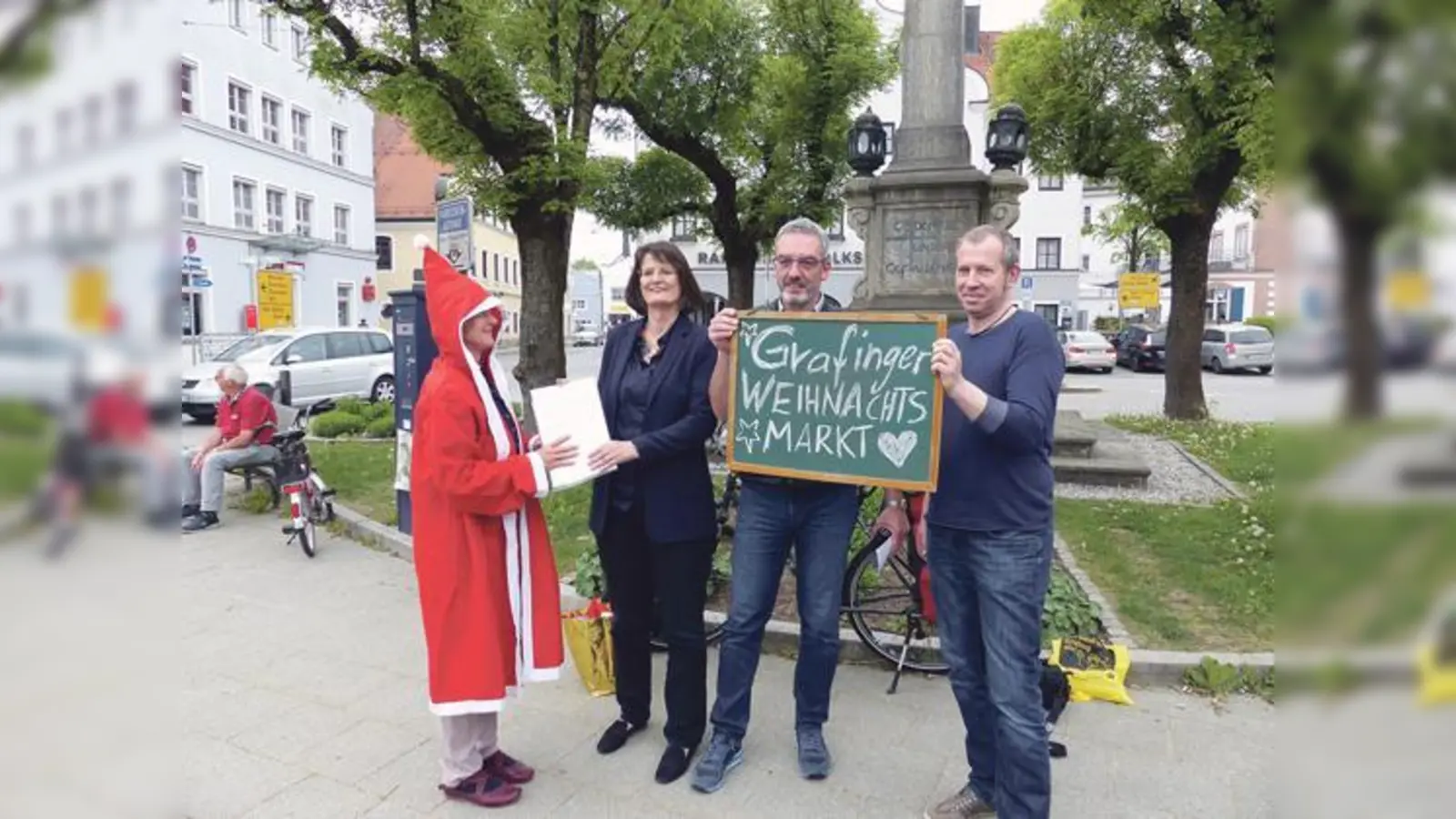 Angelika Obermayr nahm die Unterschriftenliste vergangene Woche auf dem Marktplatz entgegen.	 (Foto: VA)