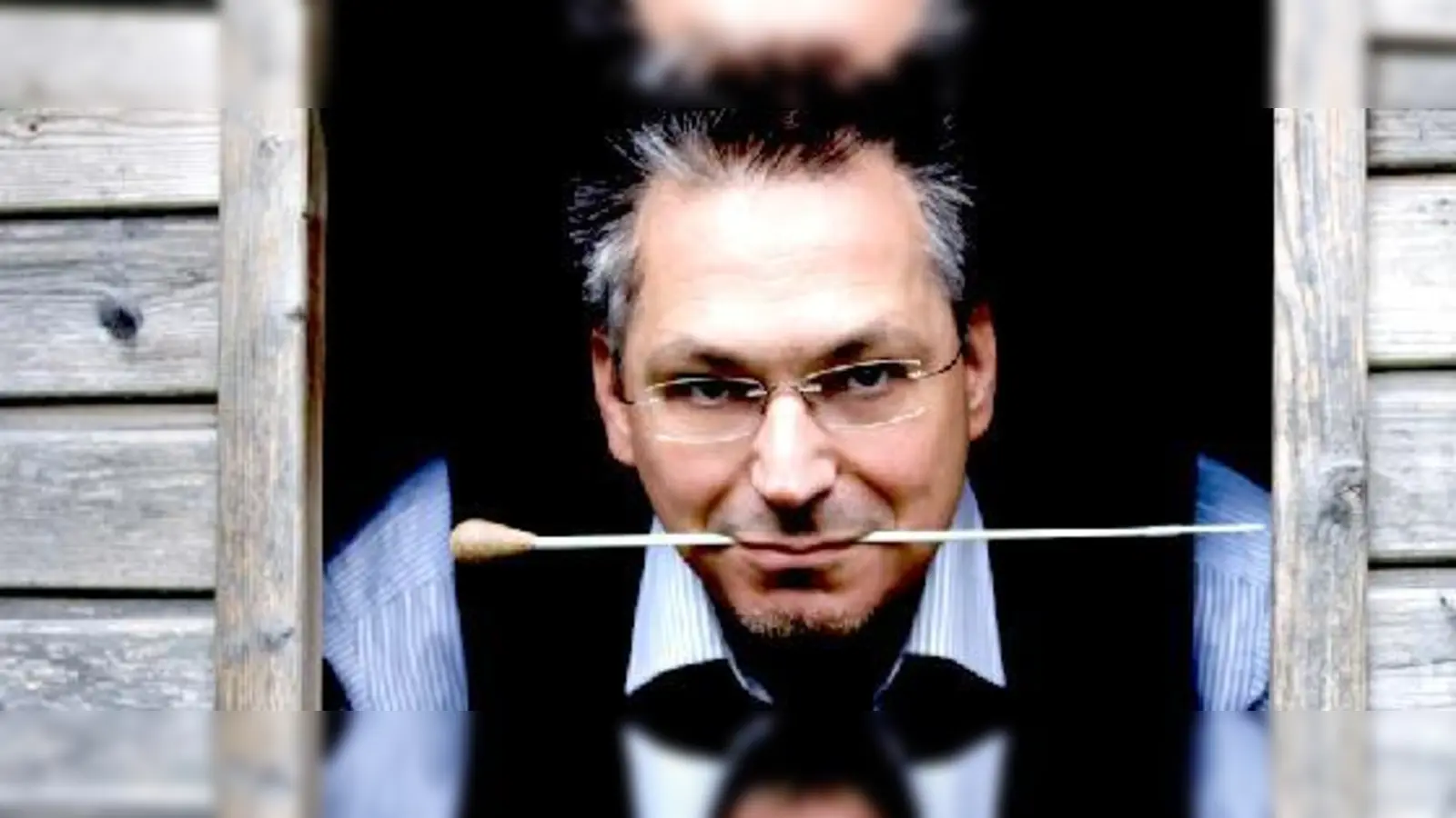 Mit viel Humor erzählt Dirigent Peter Stangel eine tierische Geschichte.  (Foto: Simone Tanner)