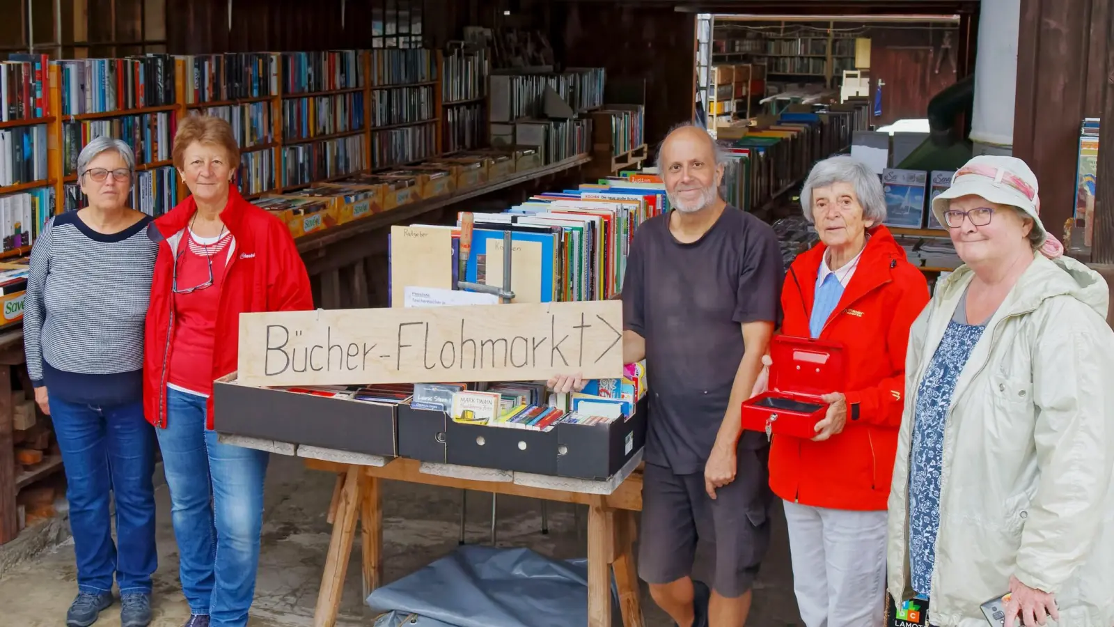 Machen den Bücherflohmarkt erst möglich: Das ehrenamtliche Team sortiert circa sieben Tage alle Spenden nach Themen. (Foto: Büchereiteam)