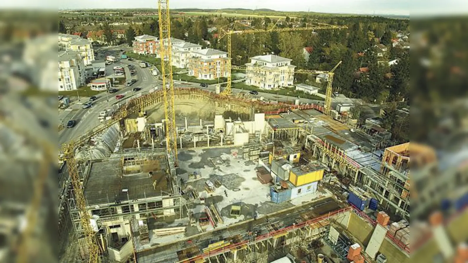 Die Wohnbebauung am neuen Baldhamer Zentrum steht schon, der Turm wächst und die Tiefgarage wird gerade ausgehoben.  (Foto: Gemeinde Vaterstetten)